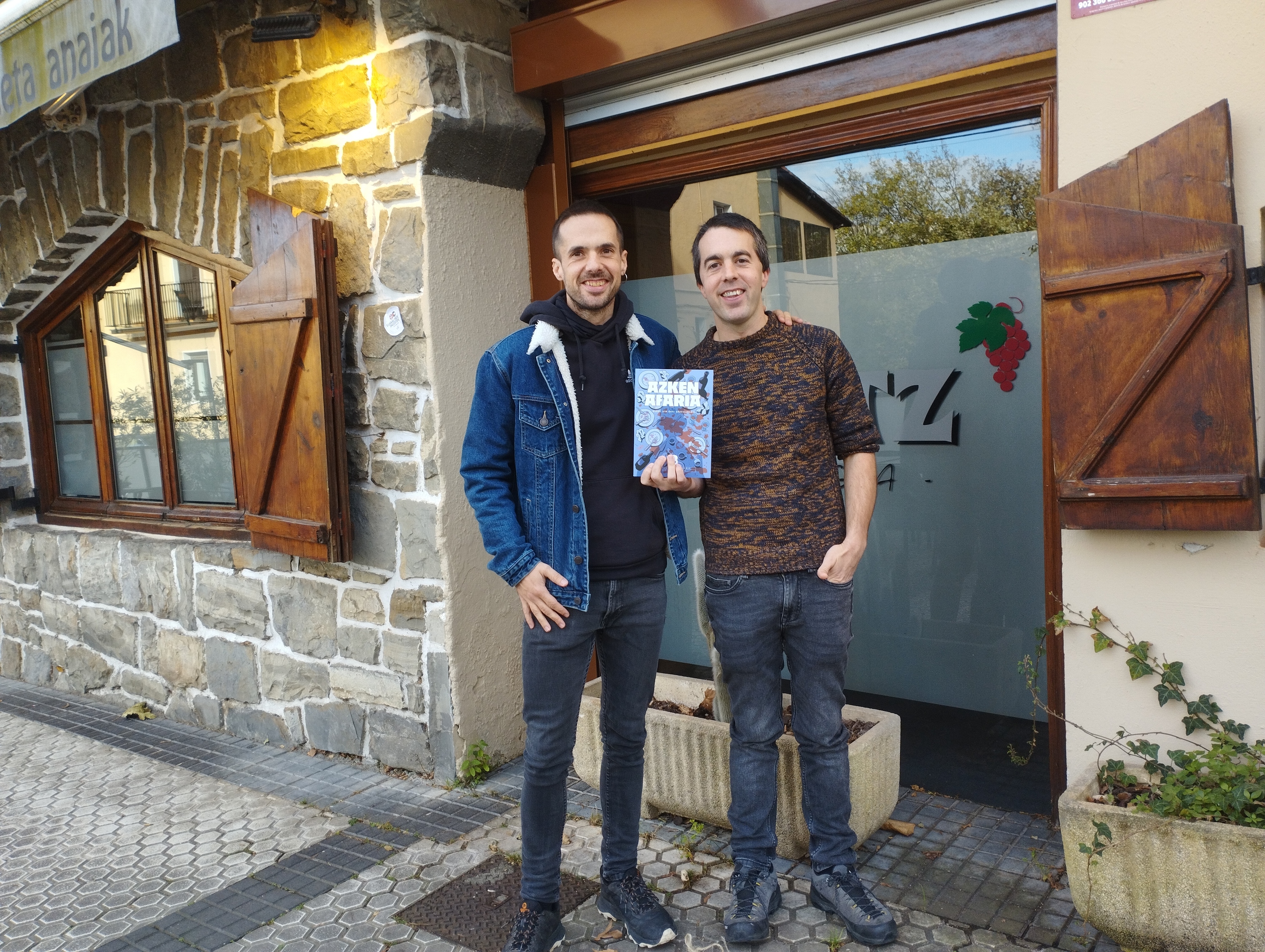 Unai eta Beñat Gaztelumendi, 'Azken afaria' komikiaren aurkezpenean, Donostian. BERRIA