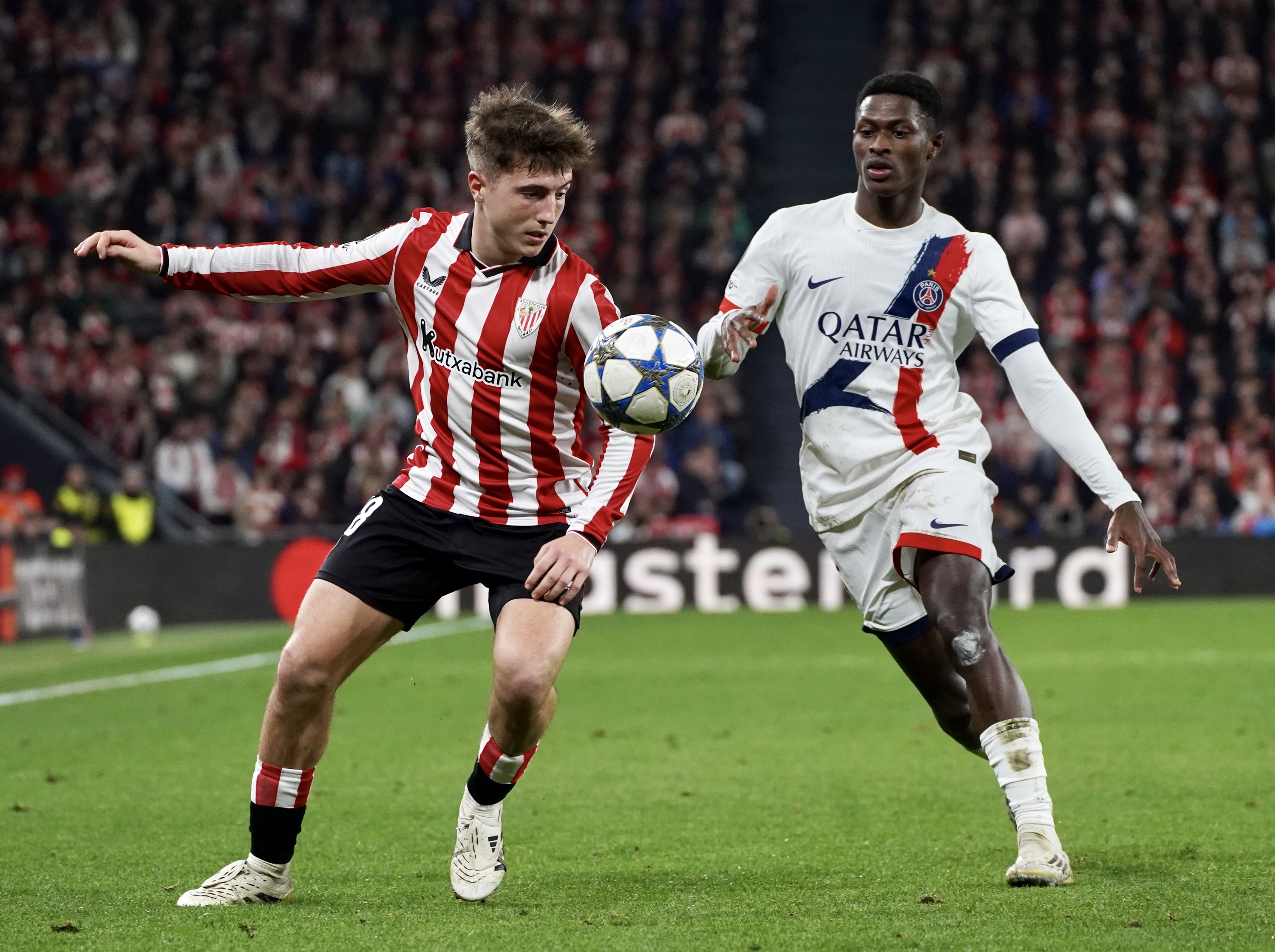 Jauregizar, baloiarekin, PSGren aurkako neurketan, Txapeldunen Ligan. MONIKA DEL VALLE / FOKU