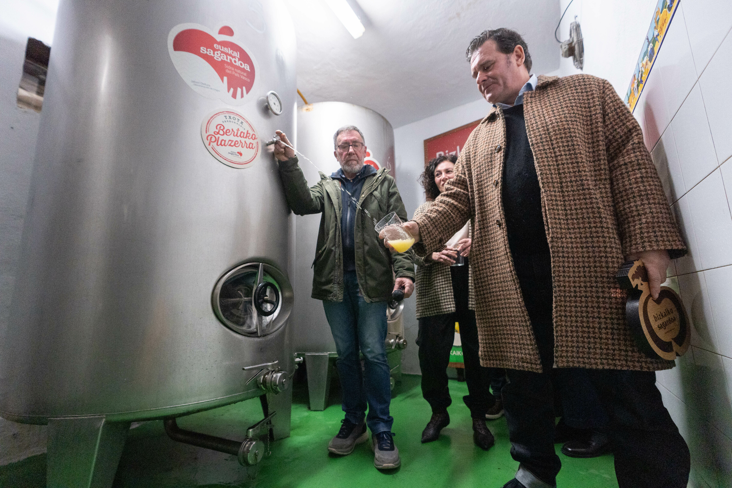 Bizkaiko Sagardogileen Elkarteko Jose Antonio Zamalloa eta Zornotzako La Revelia jatetxeko sukaldari Fernando Gonzalez, gaur, Zornotzako Uxarte sagardotegian. ENDIKA PORTILLO / FOKU