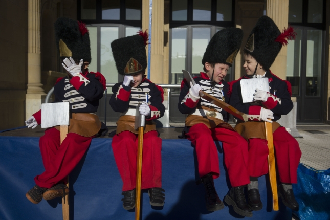 Hainbat haur Haur Danborrada hasi aurretik, Alderdi Ederren. JON URBE / FOKU