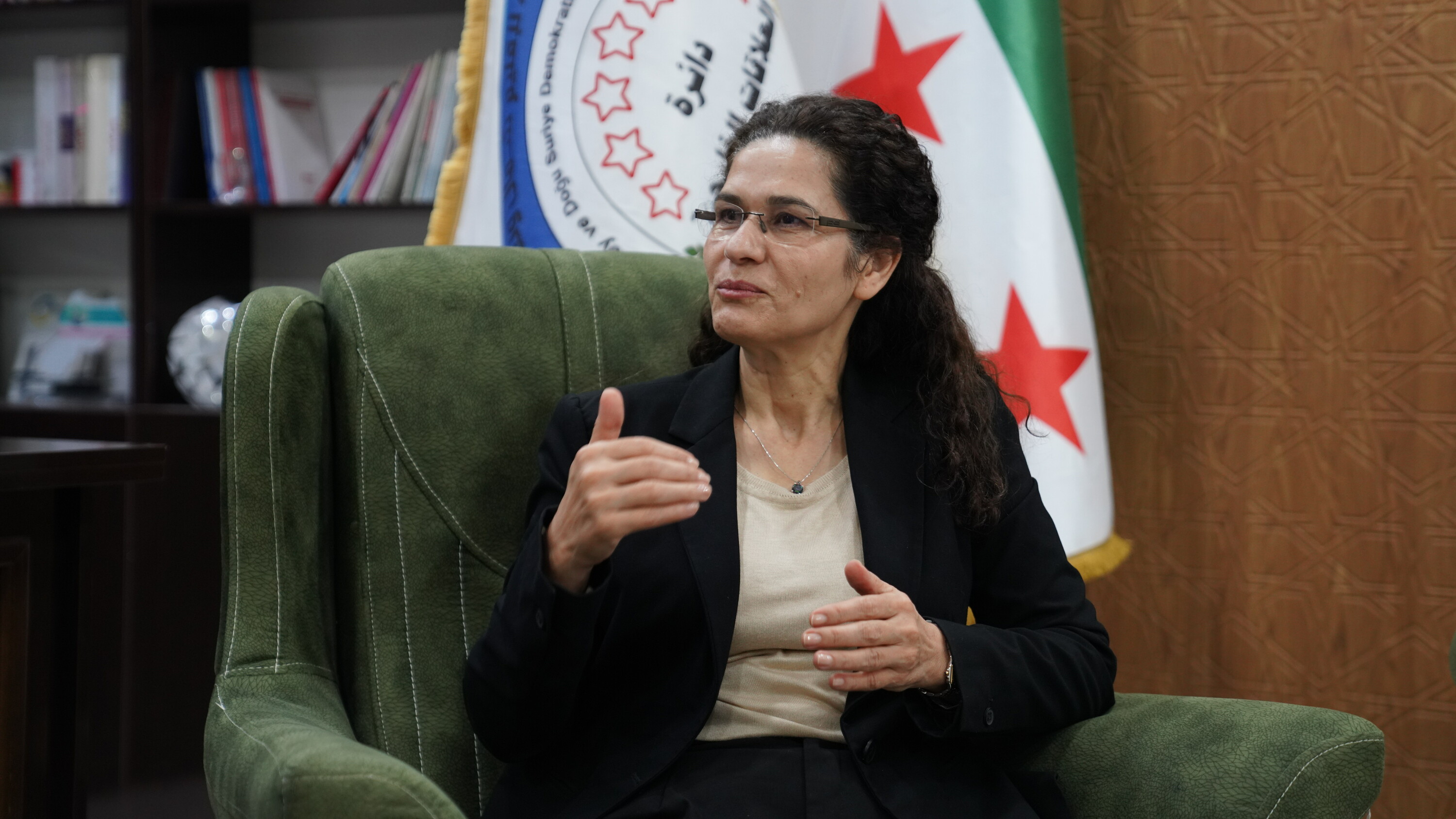 Ilham Ehmed. Siria Ipar eta Ekialdeko Administrazio Autonomoko lehendakarikidea.