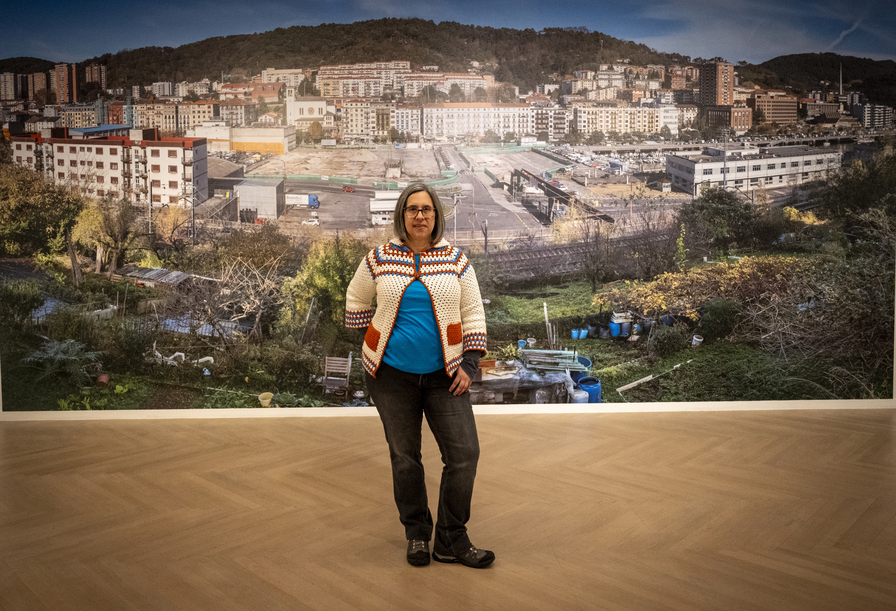 Maider Lopez artista, Pasaian egindako 'Aquí, ahí, allí' (2023) arte ekintzaren horma argazkiaren aurrean. GORKA RUBIO / FOKU