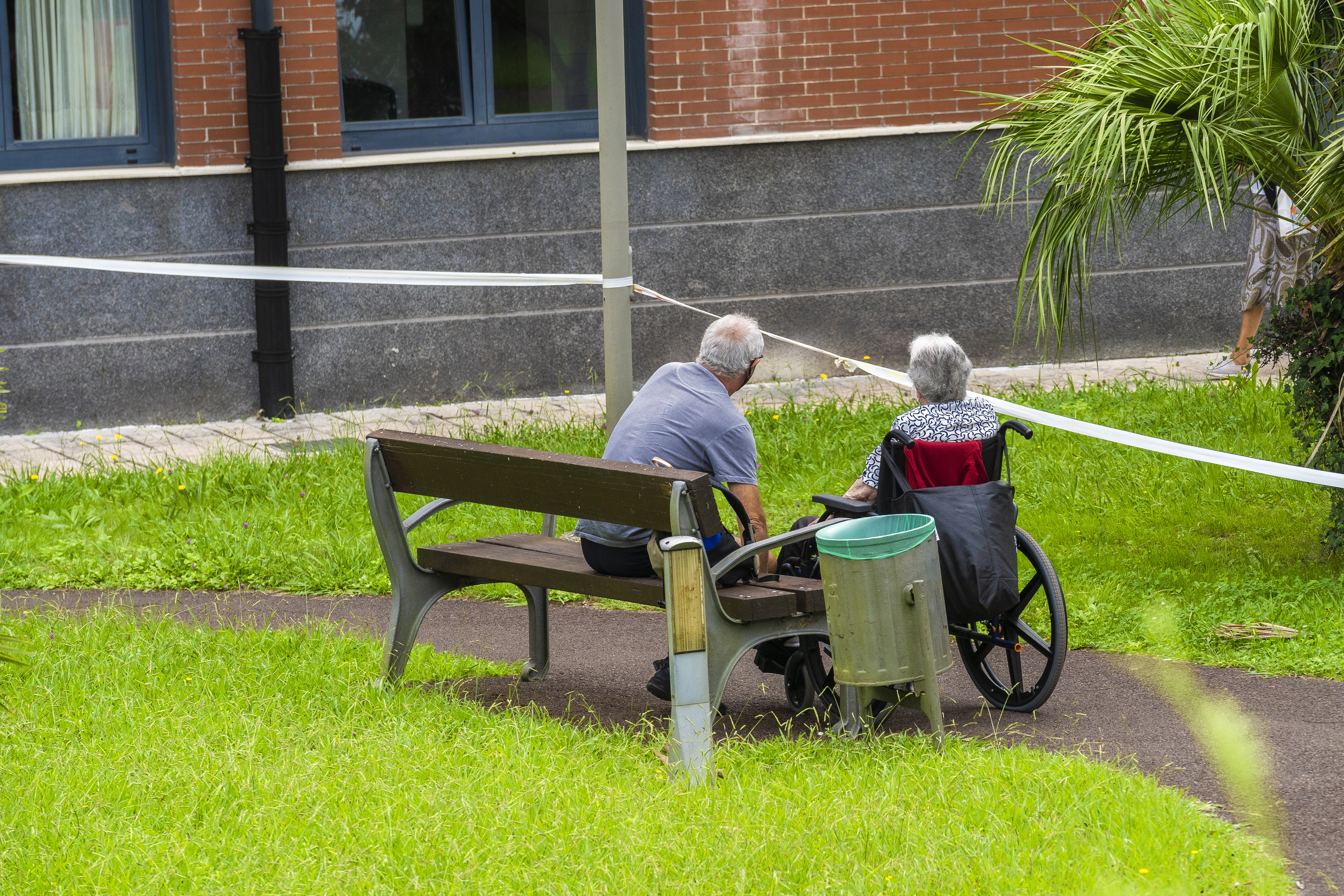Emakume bat aulki gurpildunean, gizon bat alboan duela, 2022an, Donostian. GORKA RUBIO / FOKU