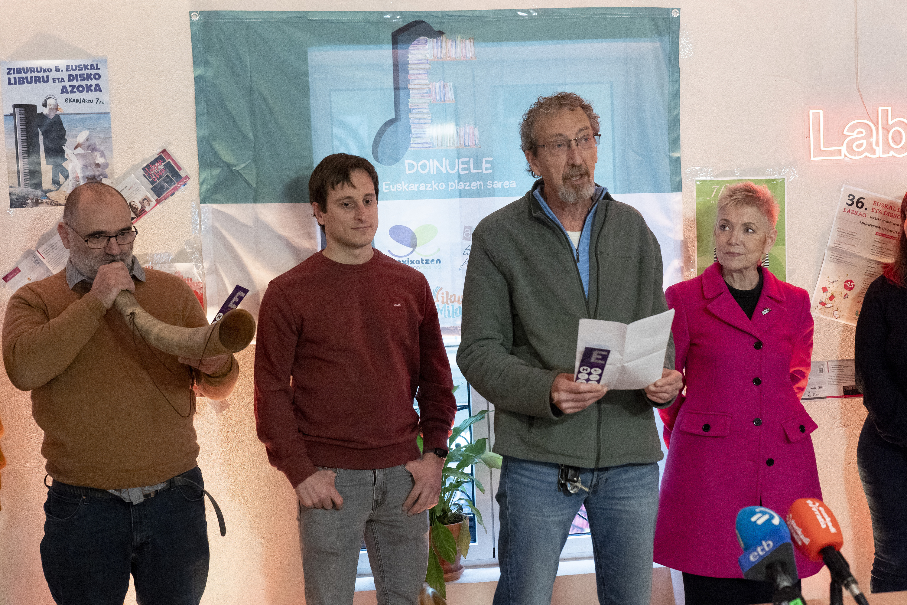 Doinuele sareko kideak, Iruñeko Laban, 2026ko egutegiaren aurkezpenean. IÑIGO URIZ / FOKU 