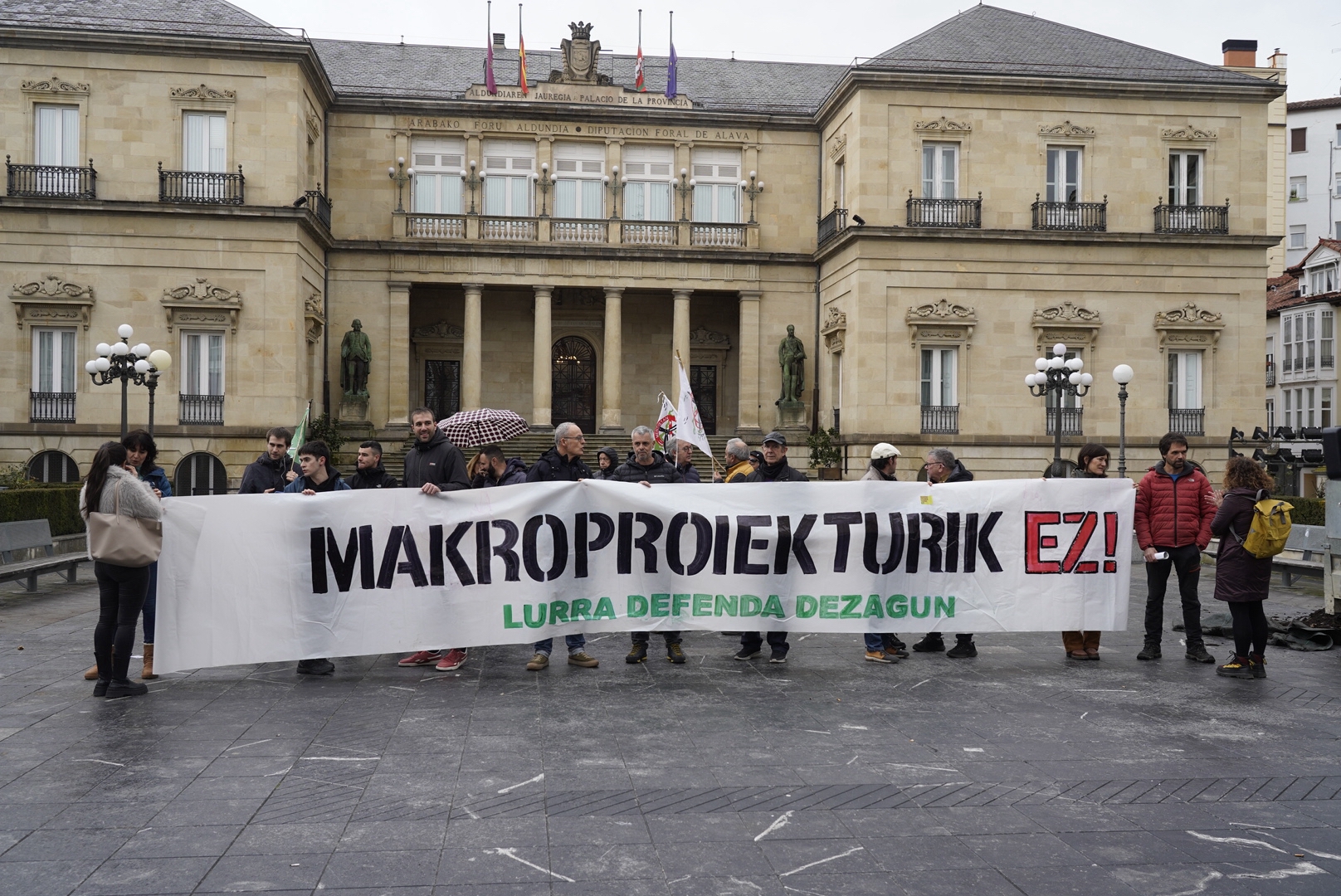 Araba Bizirik plataformaren protesta, goizean, Arabako Foru Aldundiaren aurrean. RAUL BOGAJO / FOKU