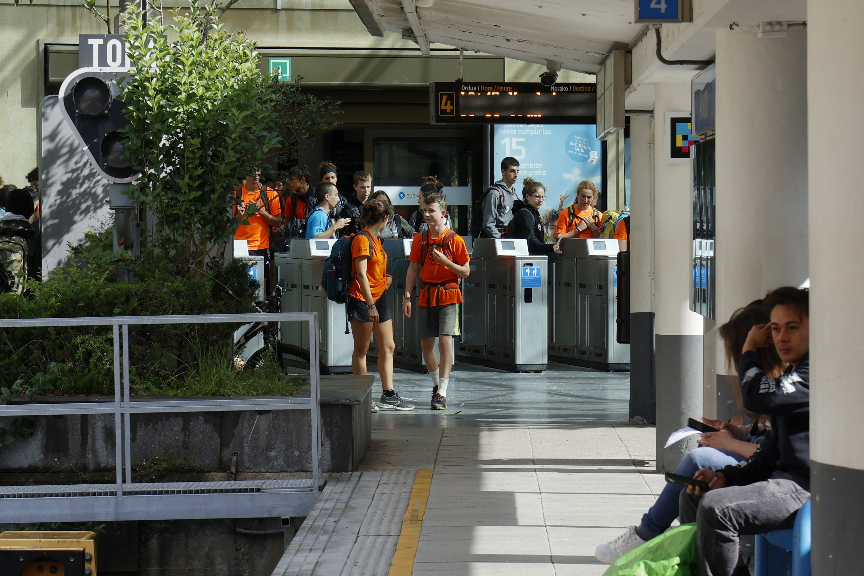 Euskotreneko trenaren erabiltzaile batzuk, uztailean, Amarako geltokian. MAIALEN ANDRES/ FOKU