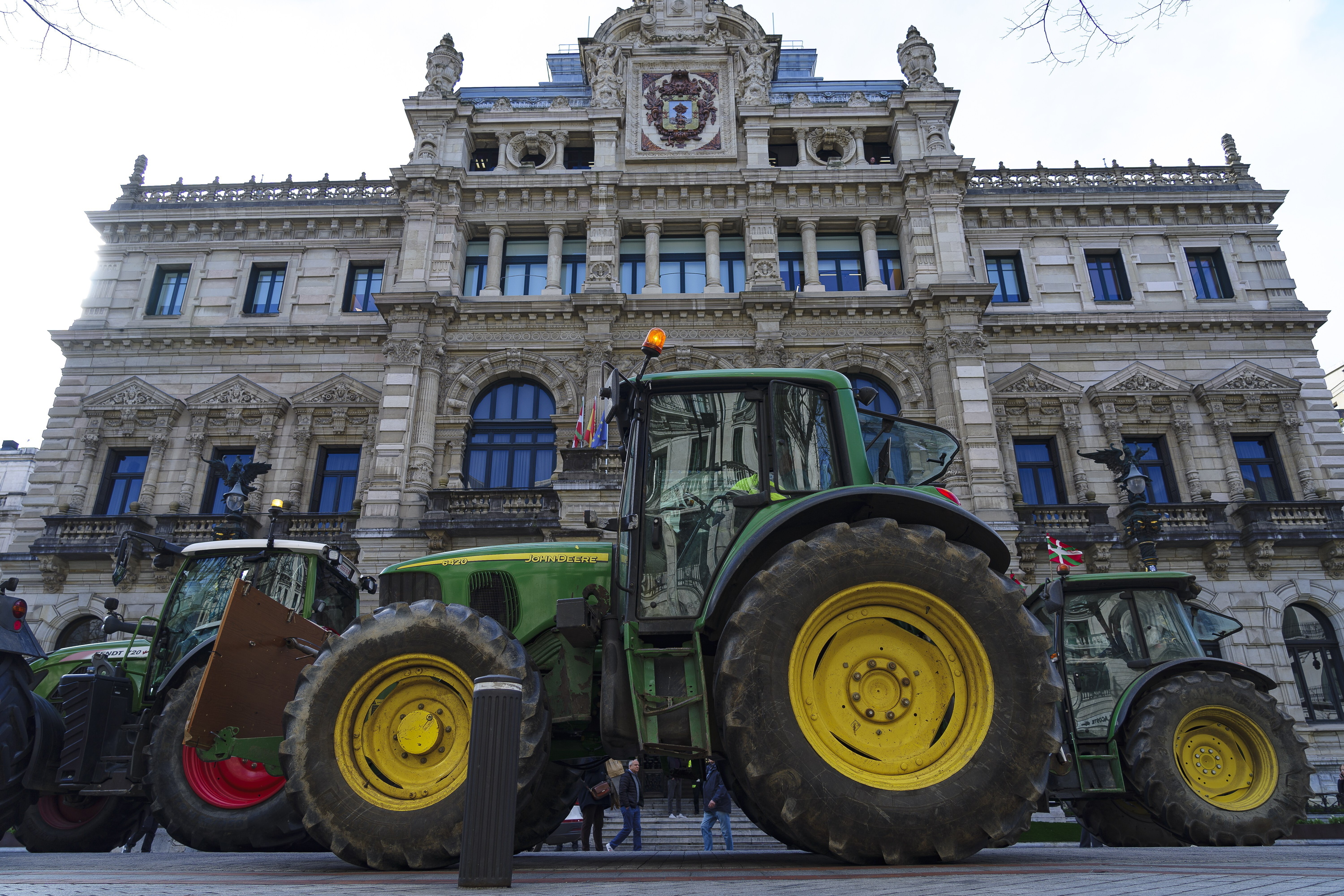 Traktoreak Bilboko Foru Jauregiaren parean, 2024ko otsailean, Bizkaiko EHNE ETA ENBA sindikatuek deitutako protestan. ARITZ LOIOLA / FOKU