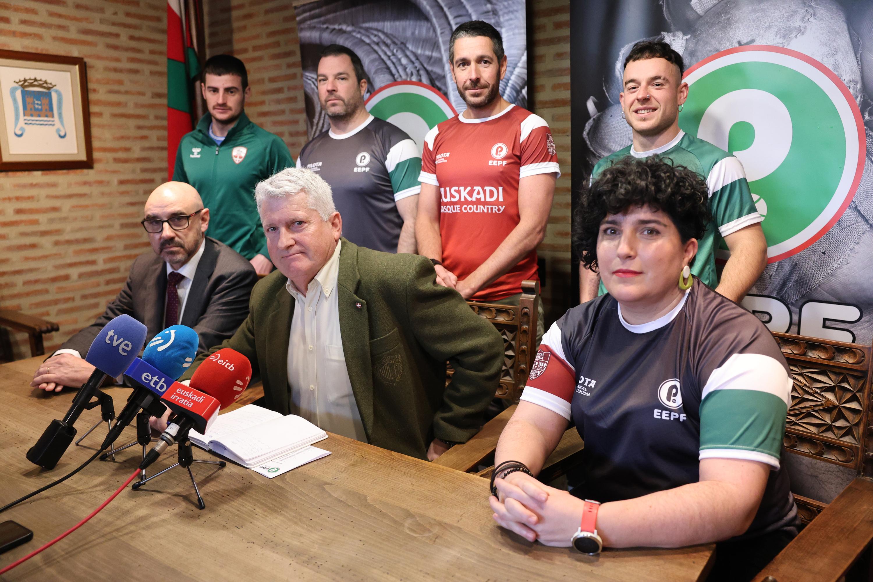 Euskadiko Euskal Pilota Federazioko kideak, gaur, Abadiñon. OSKAR MATXIN EDESA / FOKU