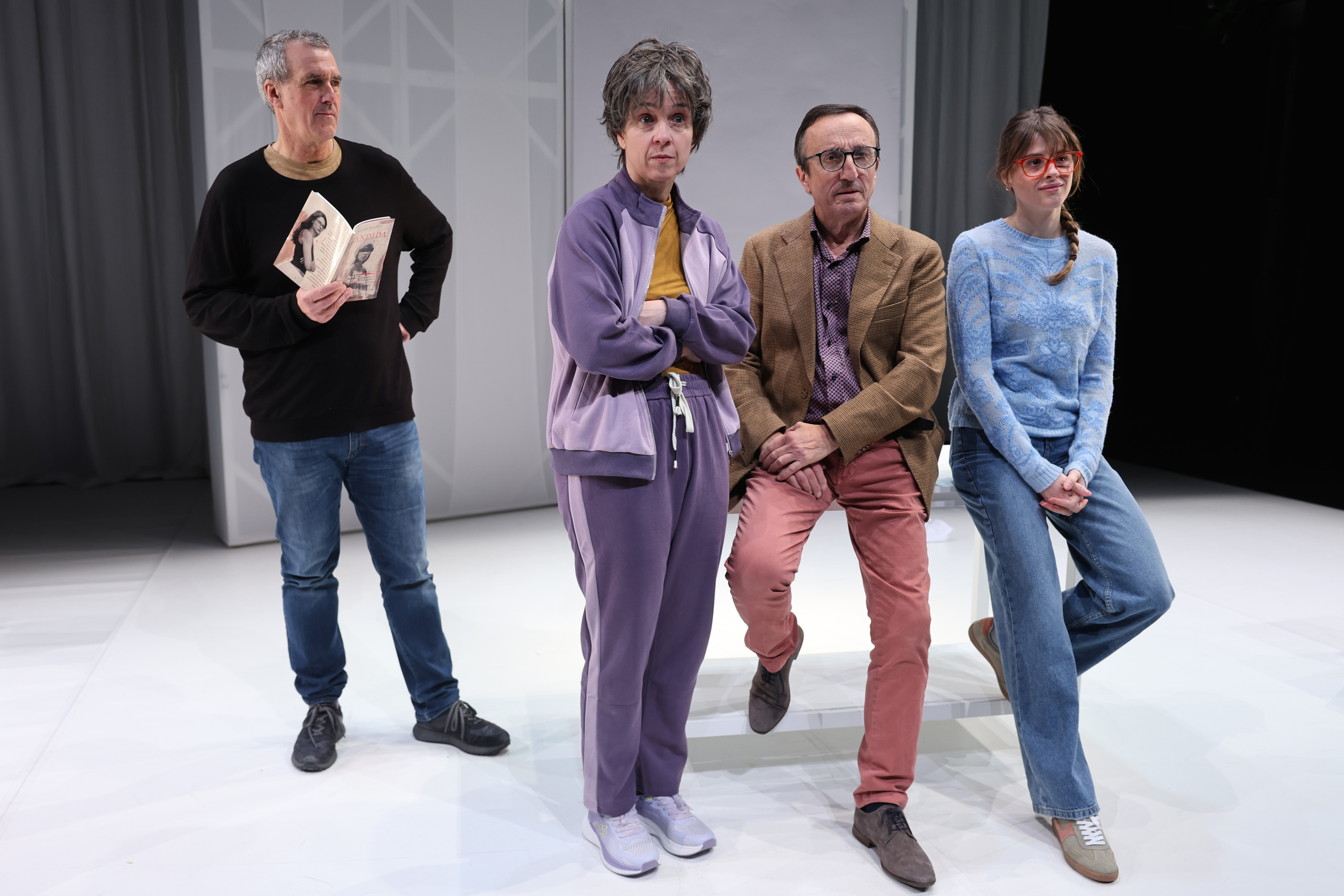 Patxo Telleria, Miren Gaztañaga, Mikel Martinez eta Nerea Mazo, 'Kandida' antzezlanaren entseguetan. OSKAR MATXIN EDESA / FOKU