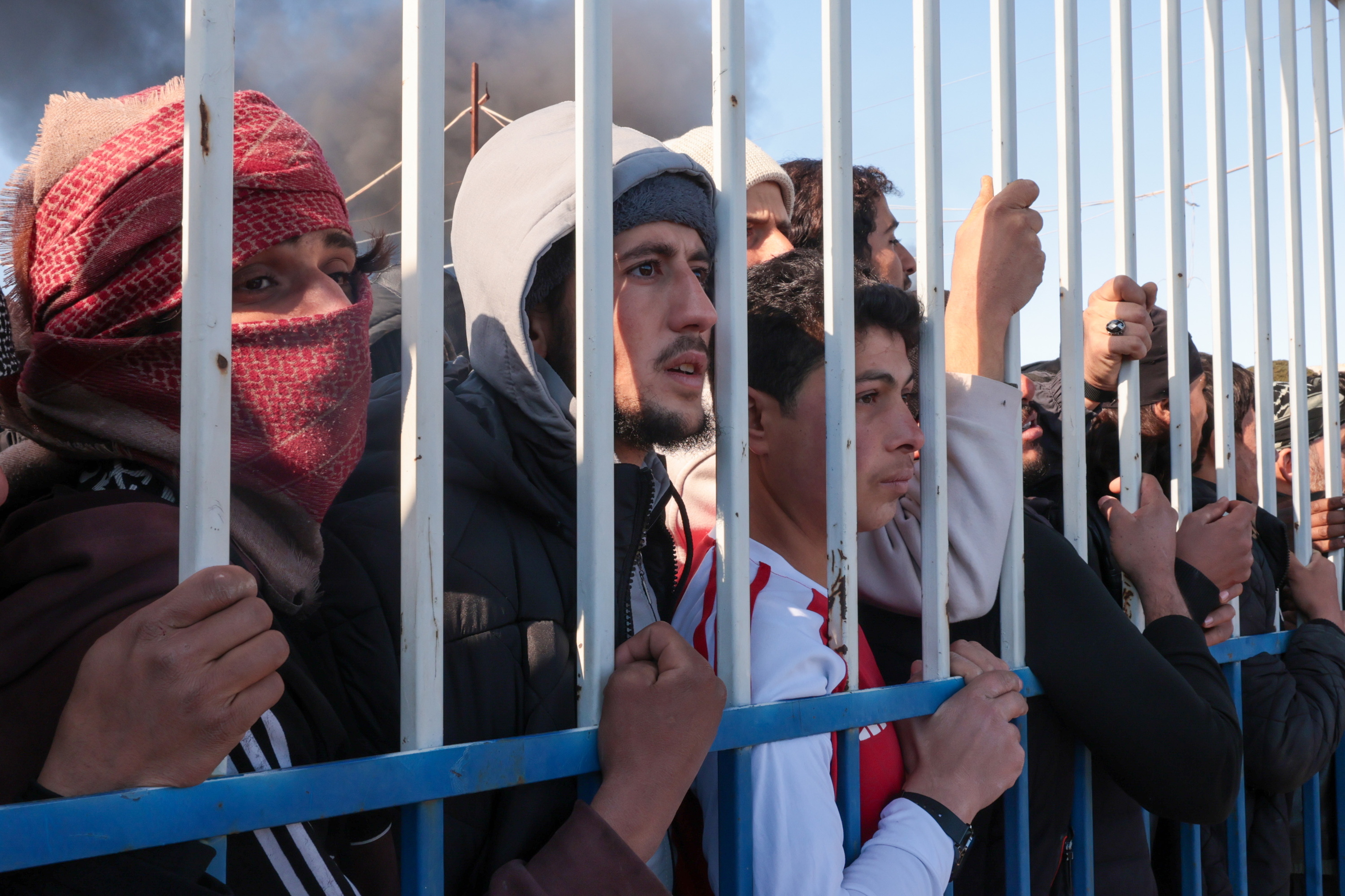 Al-Hol esparruan dauden pertsona batzuk, gaur. MOHAMMED AL-RIFAI  / EFE