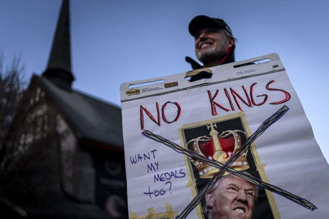 Trumpen aurkako manifestari bat gaur, Davosen. MICHAEL BUHOLZER / EFE