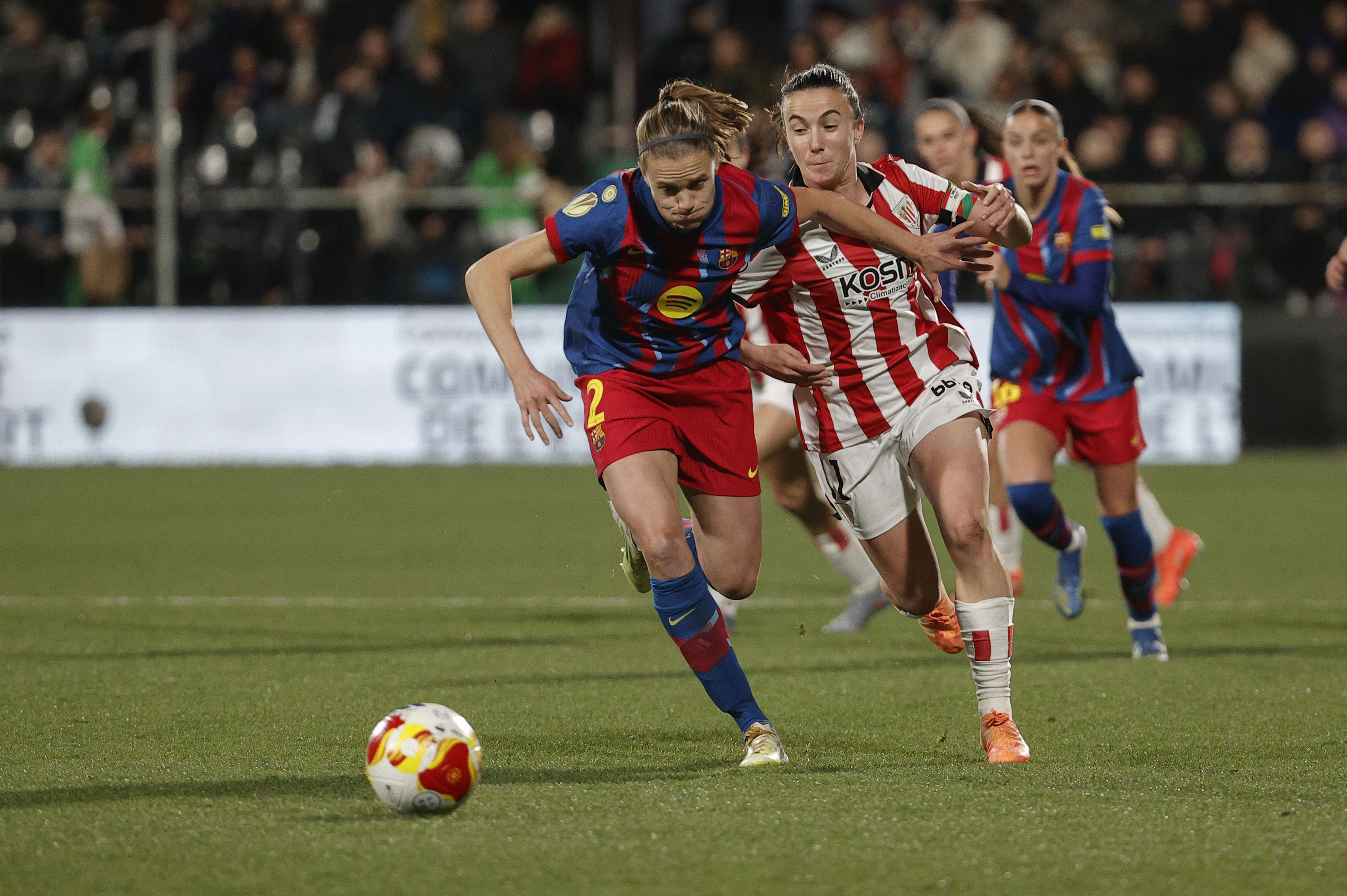 Irene Paredes eta Ane Azkona lehian. MANUEL BURQUE / EFE