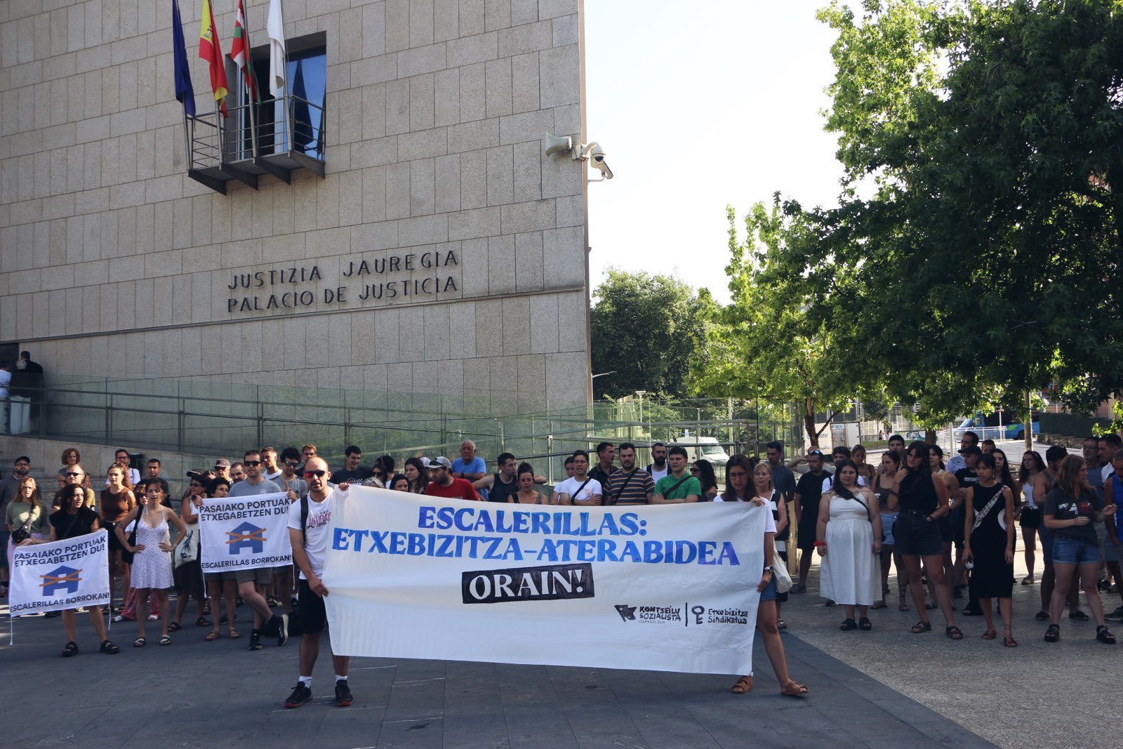 Trintxerpeko Herrera kaleko bizilagunei babesa adierazteko kontzentrazio bat, iaz, Donostian. ETXEBIZITZA SINDIKATU SOZIALISTA 