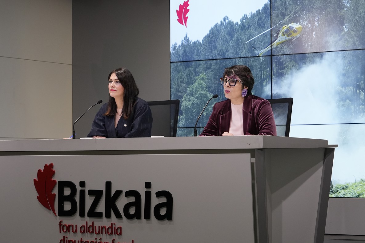 Leixuri Arrizabalaga Bizkaiko Foru Aldundiaren bozeramailea eta Arantza Atutxa Nekazaritza eta Ingurune Naturala Sustatzeko diputatua, gaur, Bilbon. BERRIA