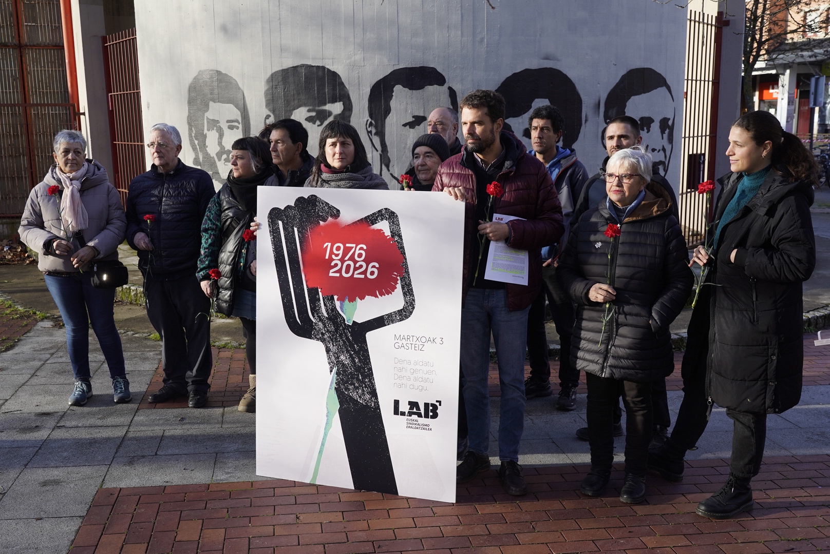 LABeko ordezkariak, Martxoaren 3ko biktimekin eta haien ondorengoekin, 50. urteurreneko ekimenak aurkezteko egindako agerraldian. RAUL BOGAJO / FOKU