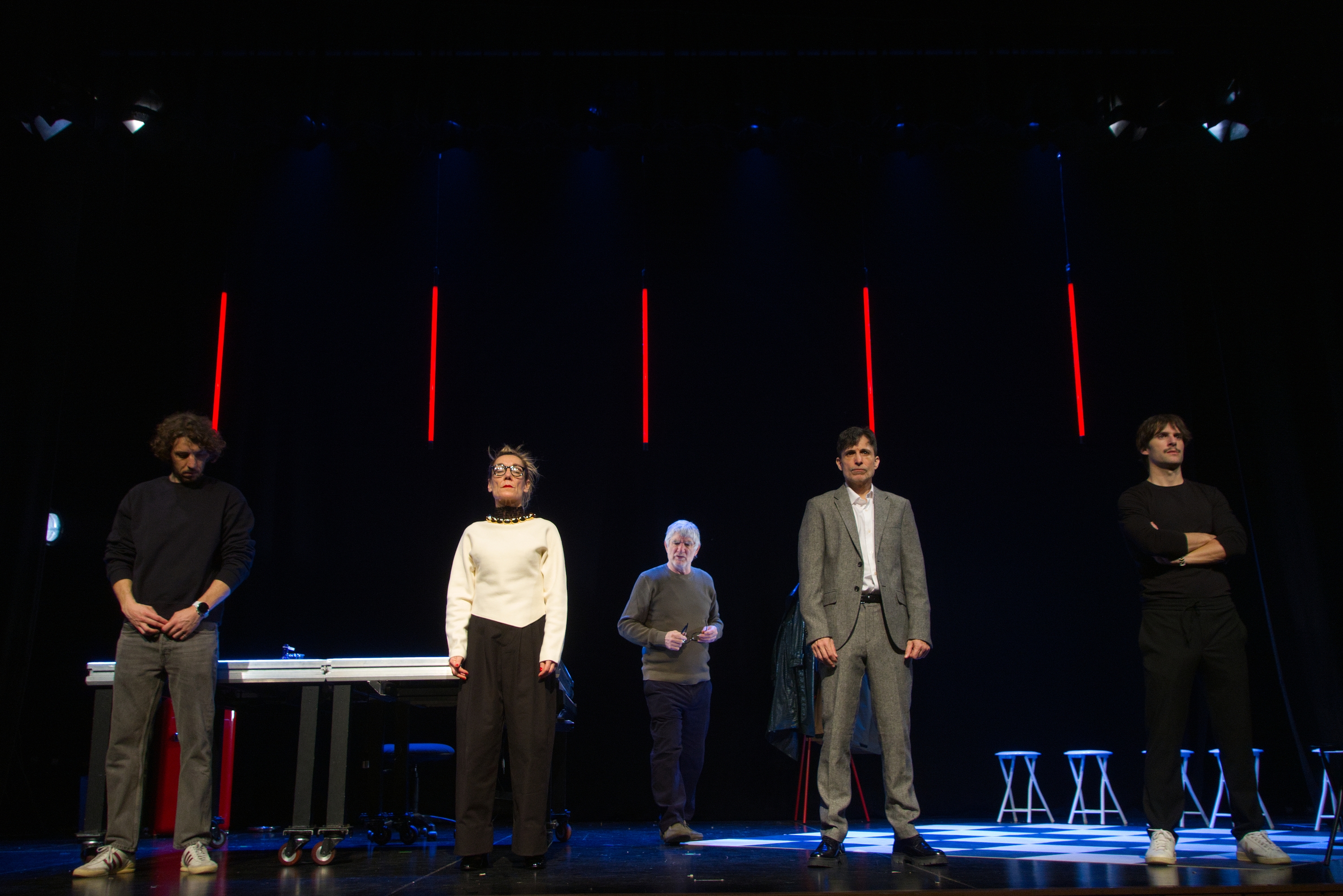 Jon Olivares, Dorleta Urretabizkaia, Kandido Uranga, Aitor Beltran eta Iñigo Gastesi, antzezlanaren irudi batean. MIGUEL ARROSPIDE