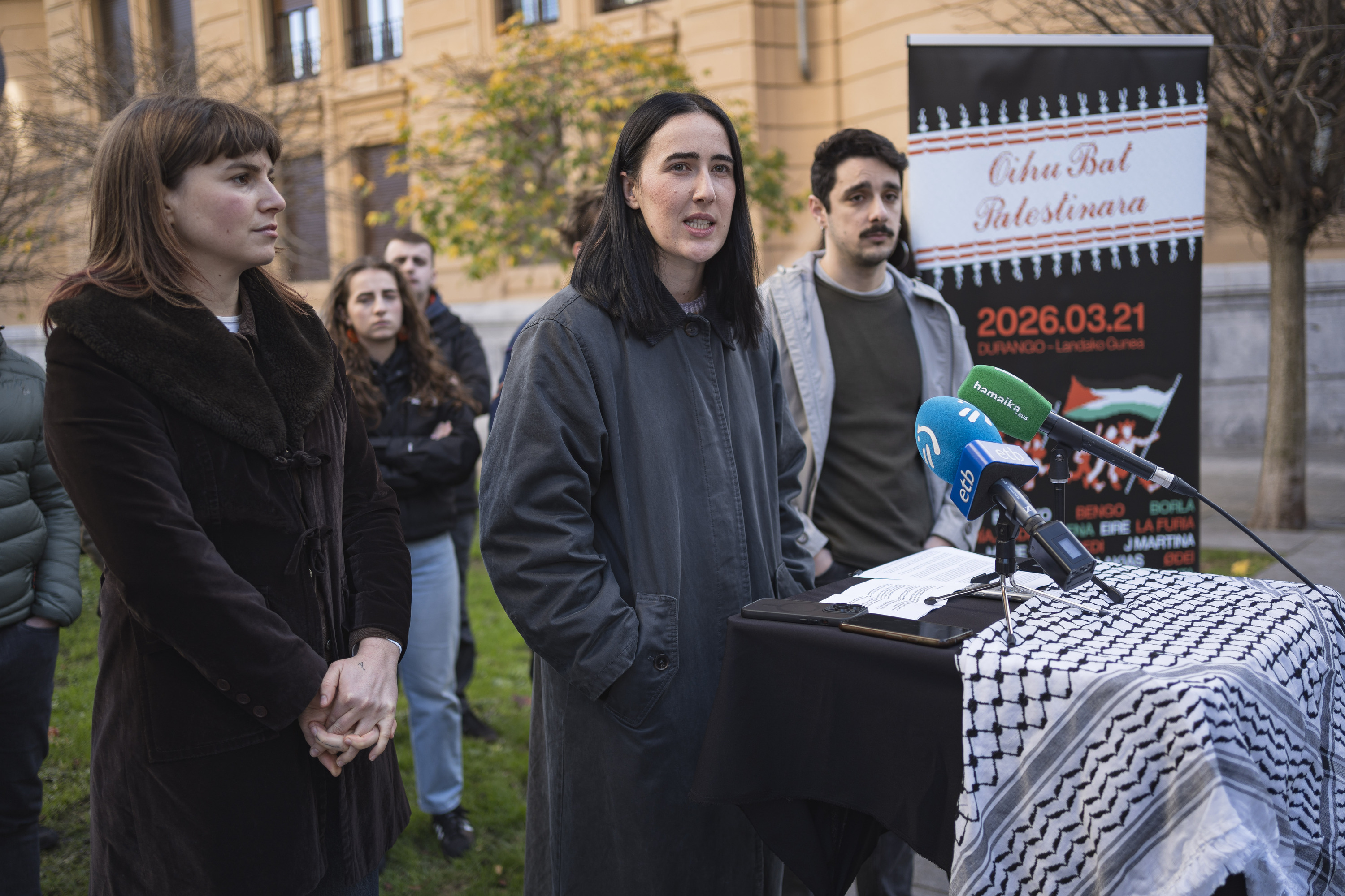 Cris Lizarraga, Kattalin Barcena eta Iñigo Rodriguez, gaur, Bilbon, 'Oihu bat Palestinara' izeneko jaialdia aurkezten. ARITZ LOIOLA / FOKU
