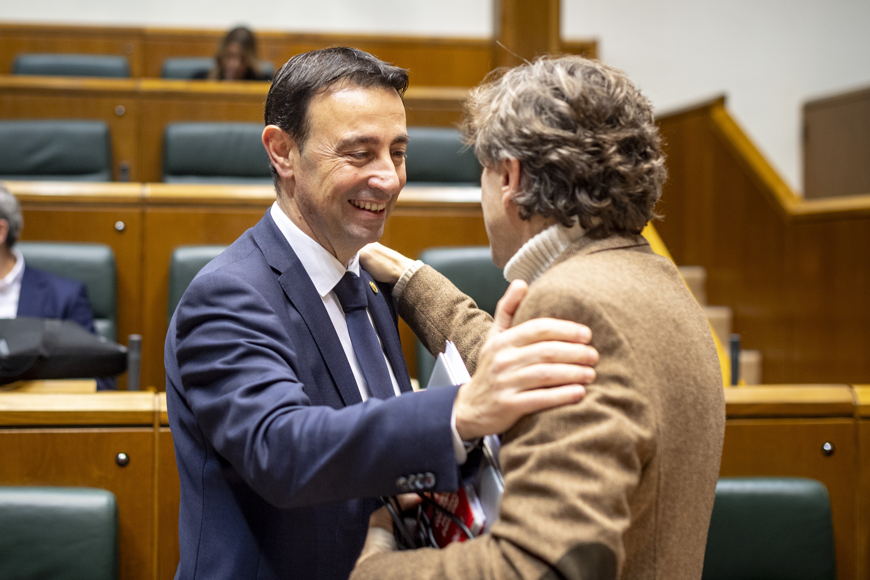 Torres, Anduezarekin hizketan, artxiboko irudi batean. JAIZKI FONTANEDA / FOKU
