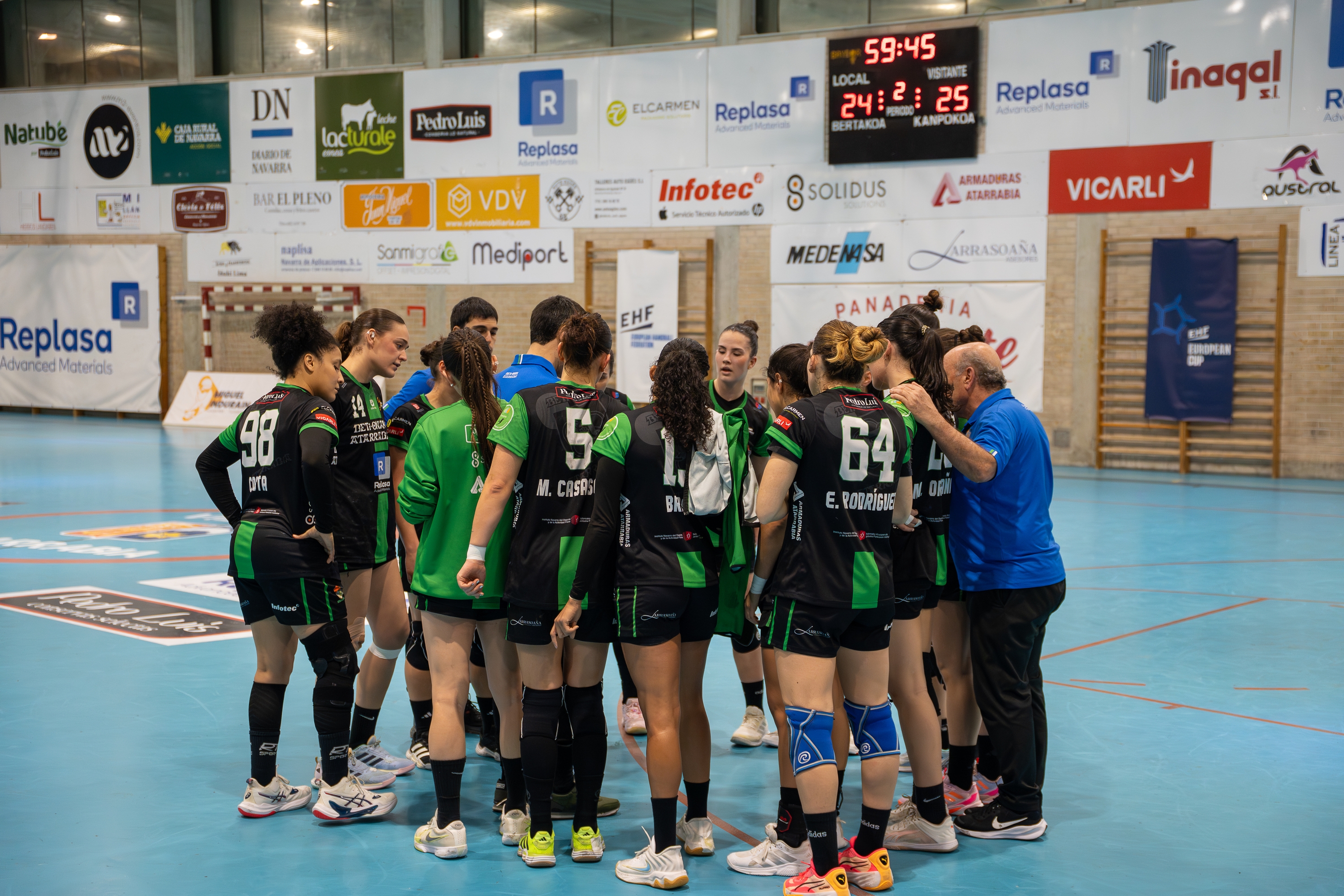 Beti Onak-eko jokalariak, hutsarte batean, Bursaren aurkako joaneko partidan. AITOR KARASATORRE / FOKU