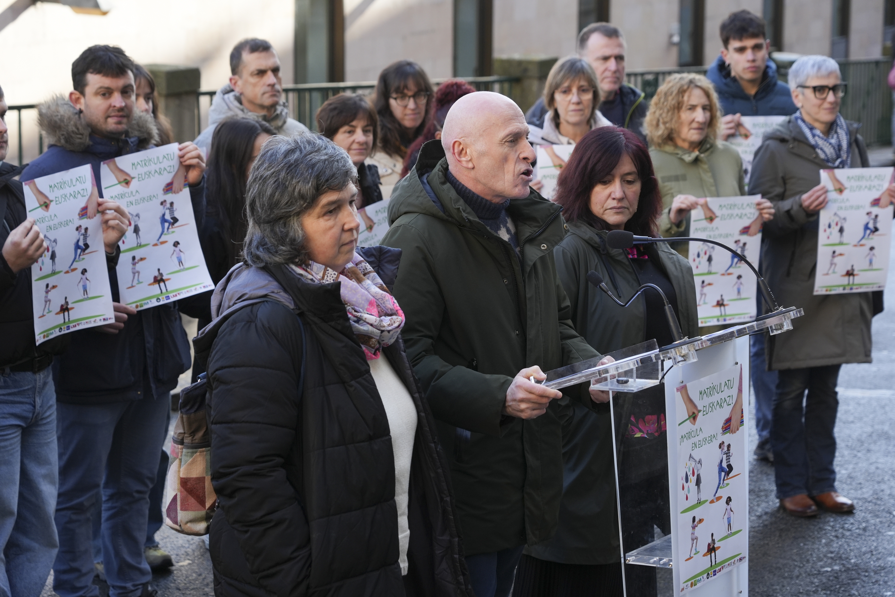 Garmendia, Reparaz eta Eskisabel, lehen lerroan, euskalgintzaren eta hezkuntzaren alorreko eragileek egin duten agerraldian. JAGOBA MANTEROLA / FOKU