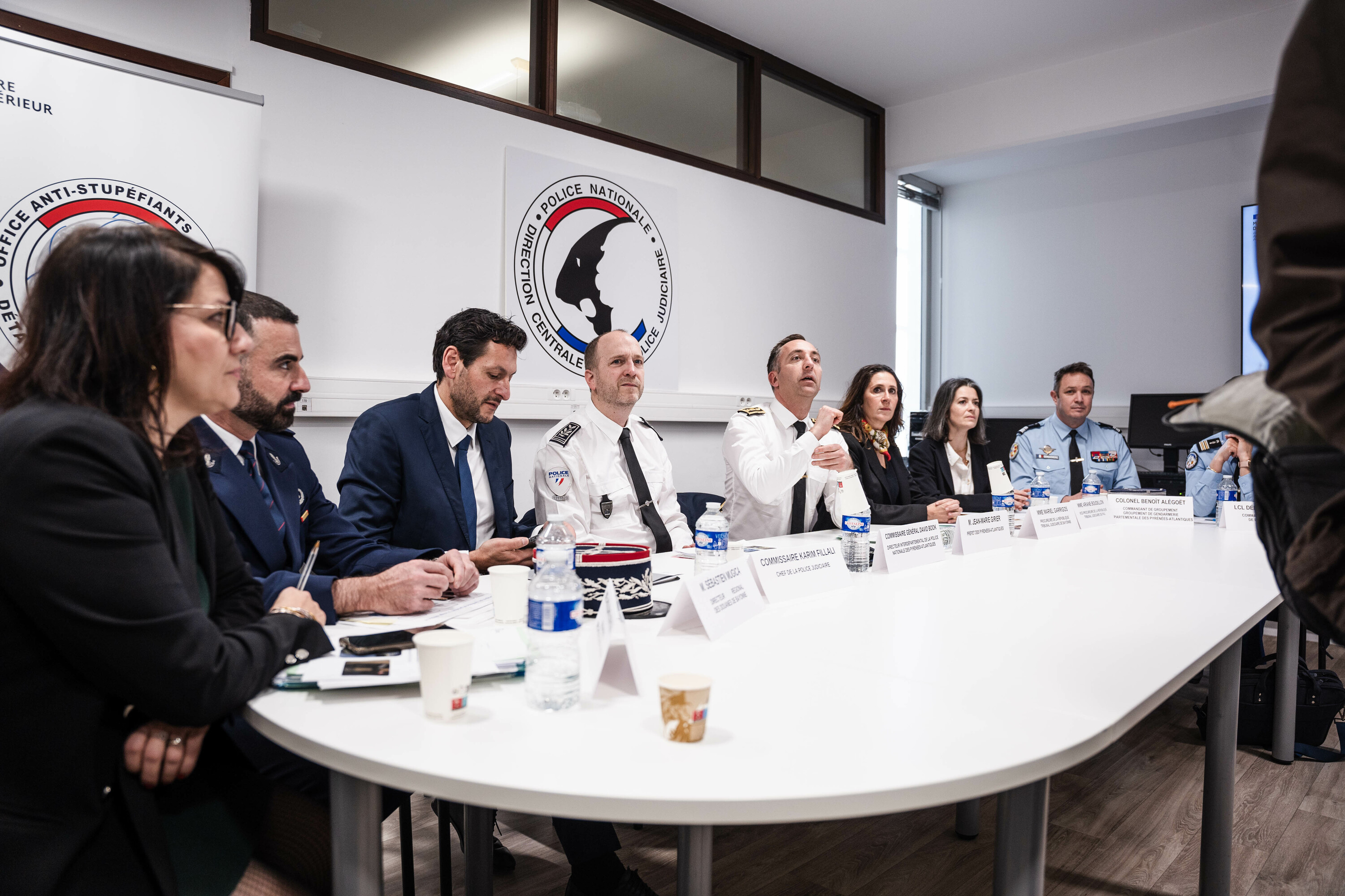 Narkotrafikoaz egin duten prentsaurrekoa, gaur, Baionako komisarian. NAHIA GARAT