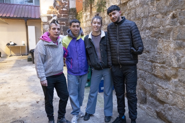 Ezkerretik eskuinera, Izaskun, Issa, Samira eta Younes, Katakrak liburu dendaren patioan, Iruñean. IÑIGO URIZ / FOKU