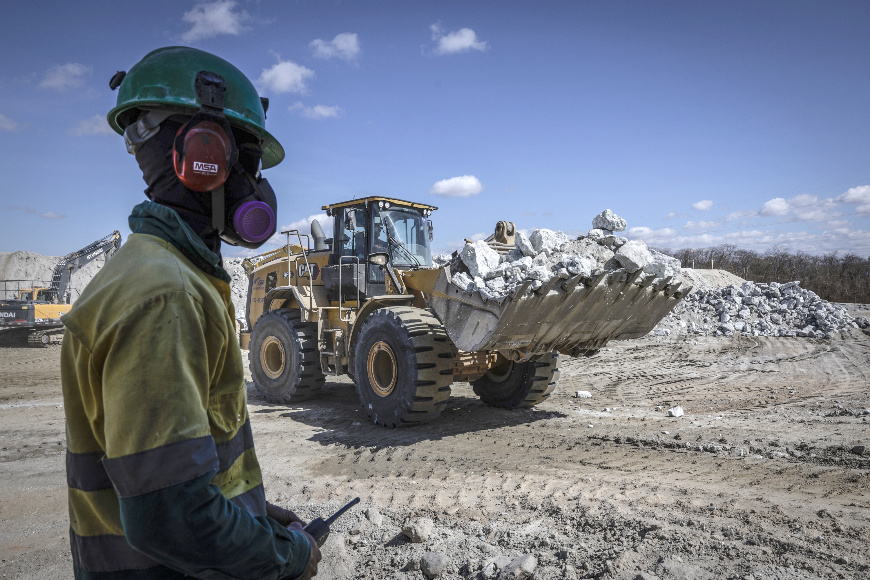 Behargin bat litioa erauzteko meategi batean, Minas Geraisen (Brasilen), aurreko abuztuan. ANDRE COELHO / EFE