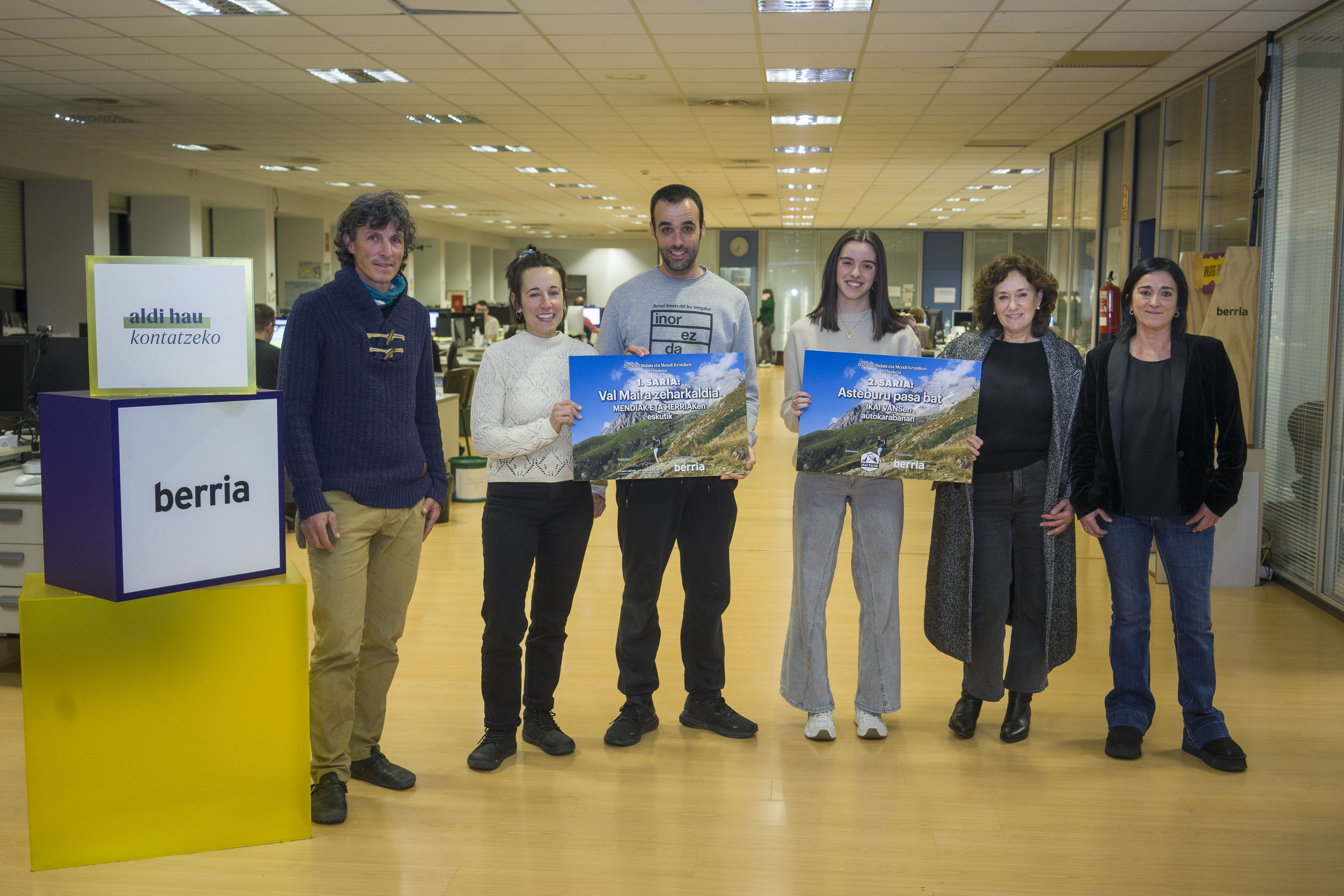 Garo Azkue, Bego Carrandi, Mikel Gomez, Inge Goenaga, Nieves Gorostiaga eta Amagoia Mujika, sari banaketan, Andoainen. JON URBE / FOKU