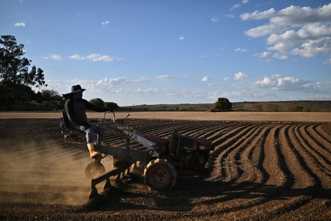 (ID_15206660) BRASIL GUERRA COMERCIAL
