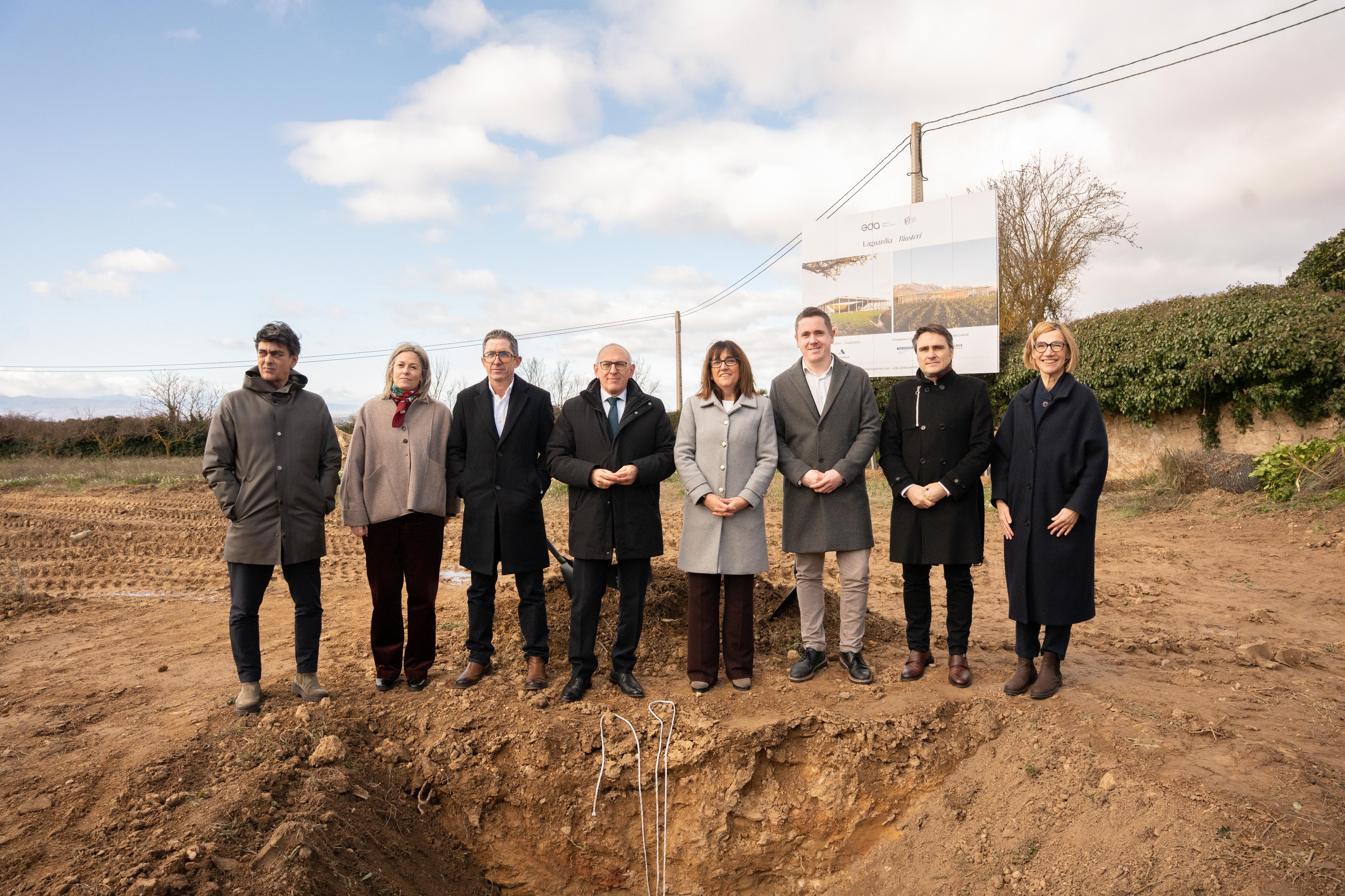 Agintariak eta erakundeen ordezkariak, Arabako ardoaren campusaren Guardiako egoitzaren lehen harria jartzen. ARABAKO FORU ALDUNDIA