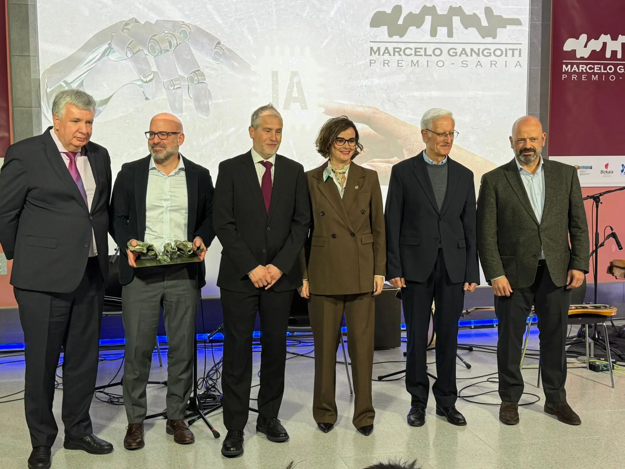 Ingeteam Converters enpresako arduradunak eta agintariak, gaur, Muskizko Somorrostro ikastetxean. BERRIA