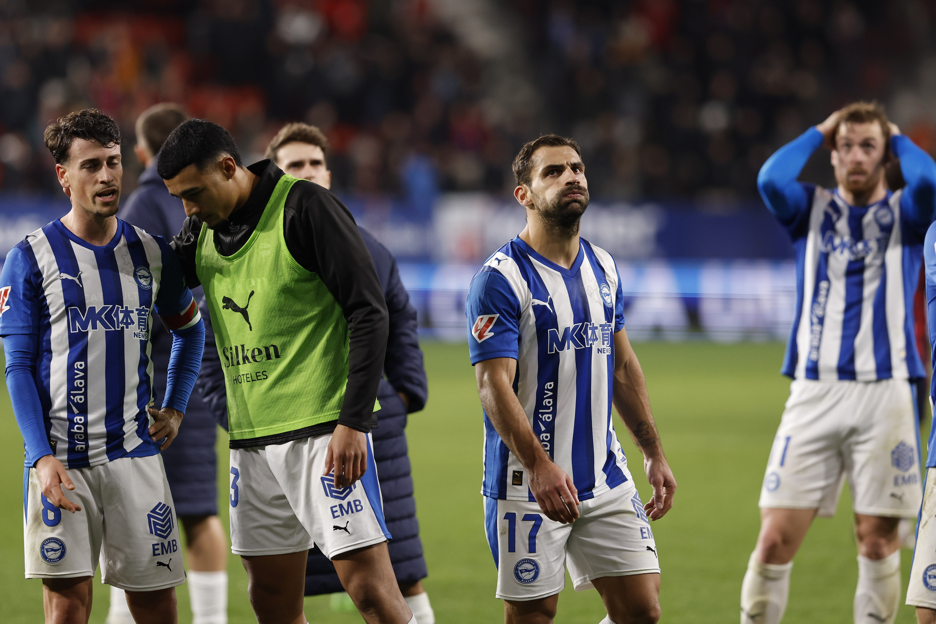 Alaveseko jokalariak, burumakur, Osasunaren aurka galdu eta gero. VILLAR LOPEZ / EFE