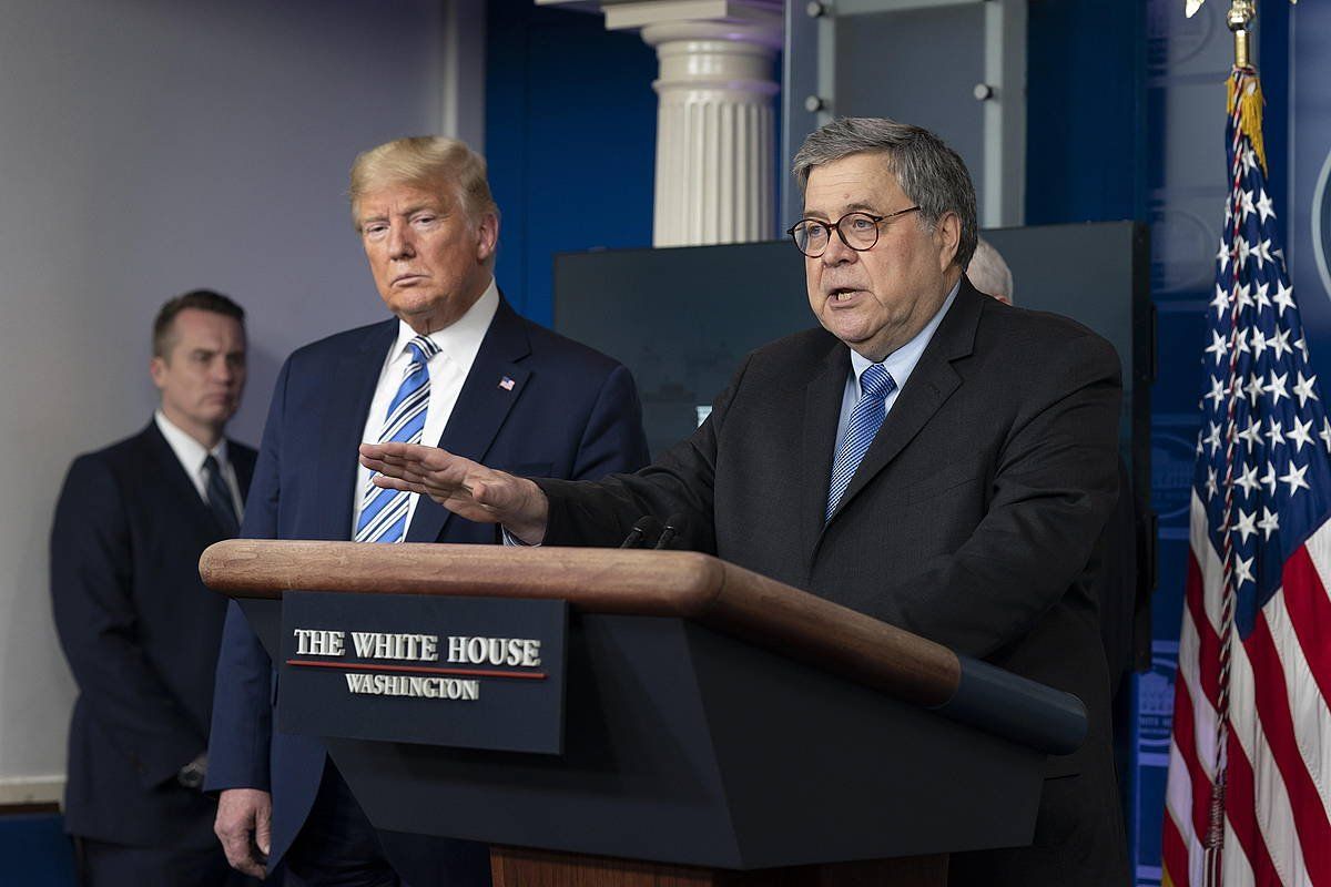 William Barr, artxiboko argazki batean, Trump aldamean duela. CHRIS KLEPONIS, EFE