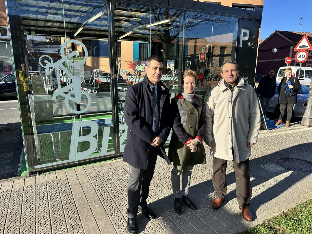 Jose Angel Gomez Biar Trapagarango alkatea, Sonia Perez Ezkerra Bizkaiko Garraioak, Mugikortasuna eta Turismoa Sustatzeko diputatua eta Angel Anero Murga Bizkaiko Mugikortasun zuzendaria, atzo, Trapagaranen. BERRIA
