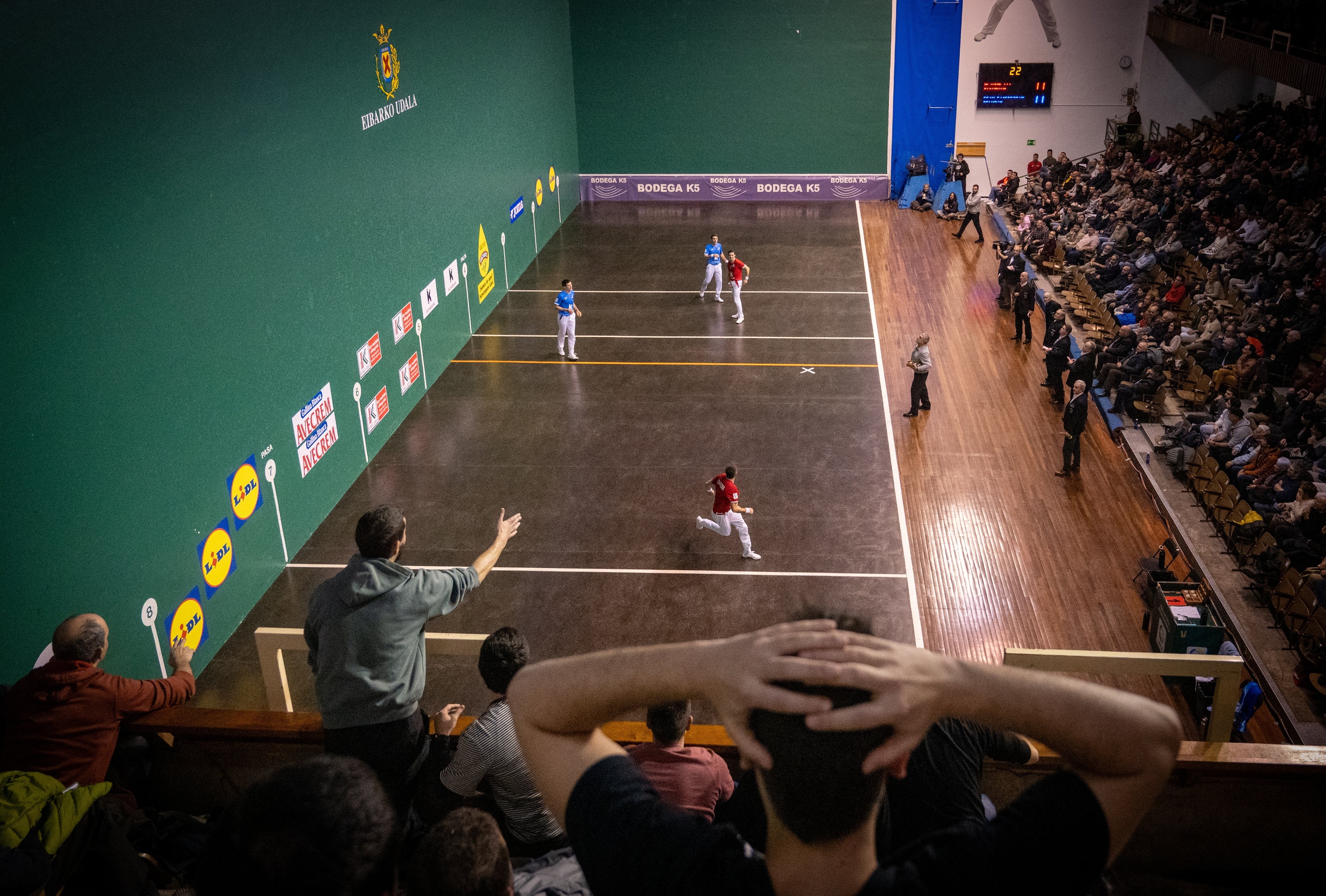 Binakako Txapelketako partida bat Astelena pilotalekuan. GORKA RUBIO / FOKU