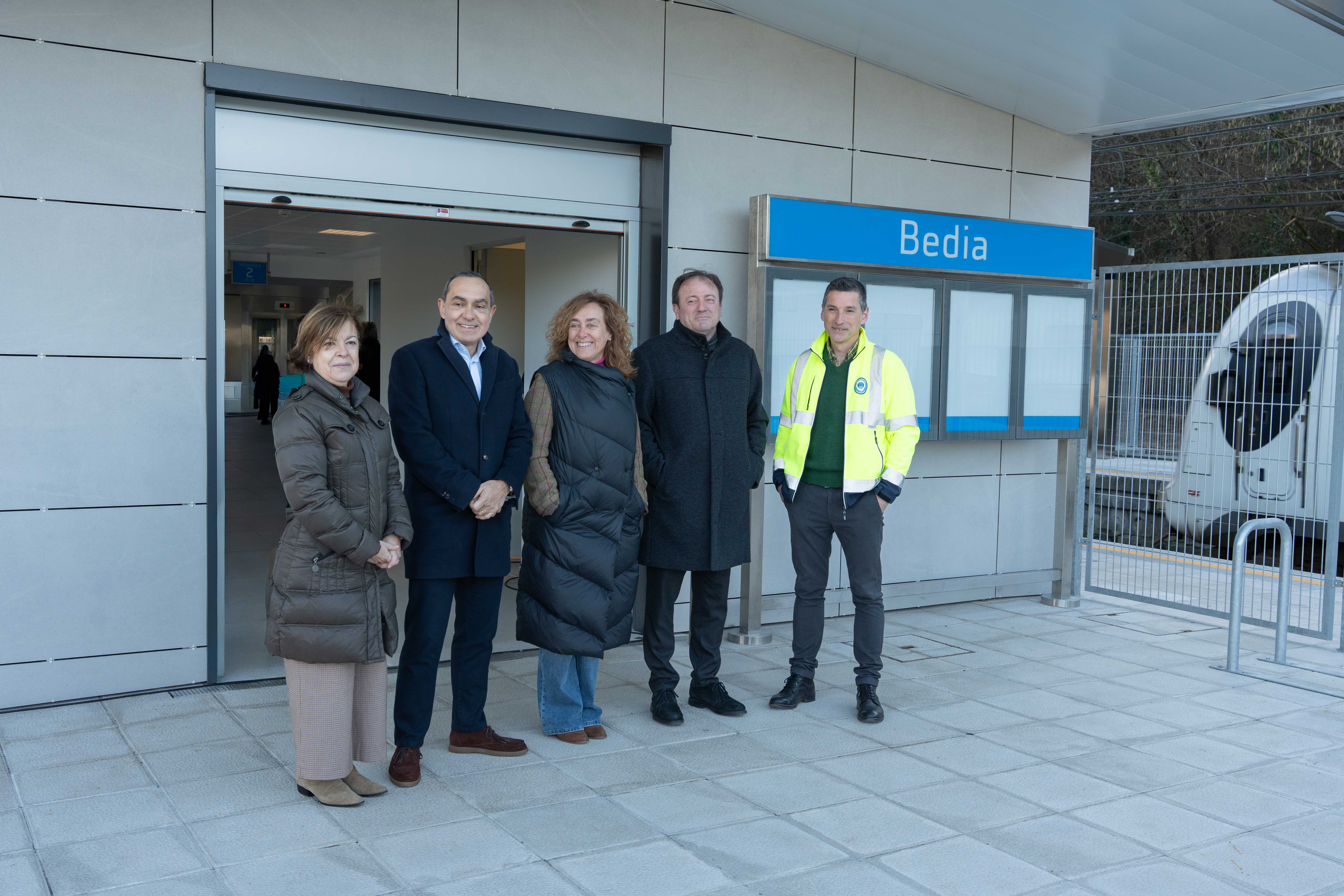 Eusko Jaurlaritzako eta Bediako Udaleko ordezkariak, atzo, geltokira egindako bisitan. IREKIA