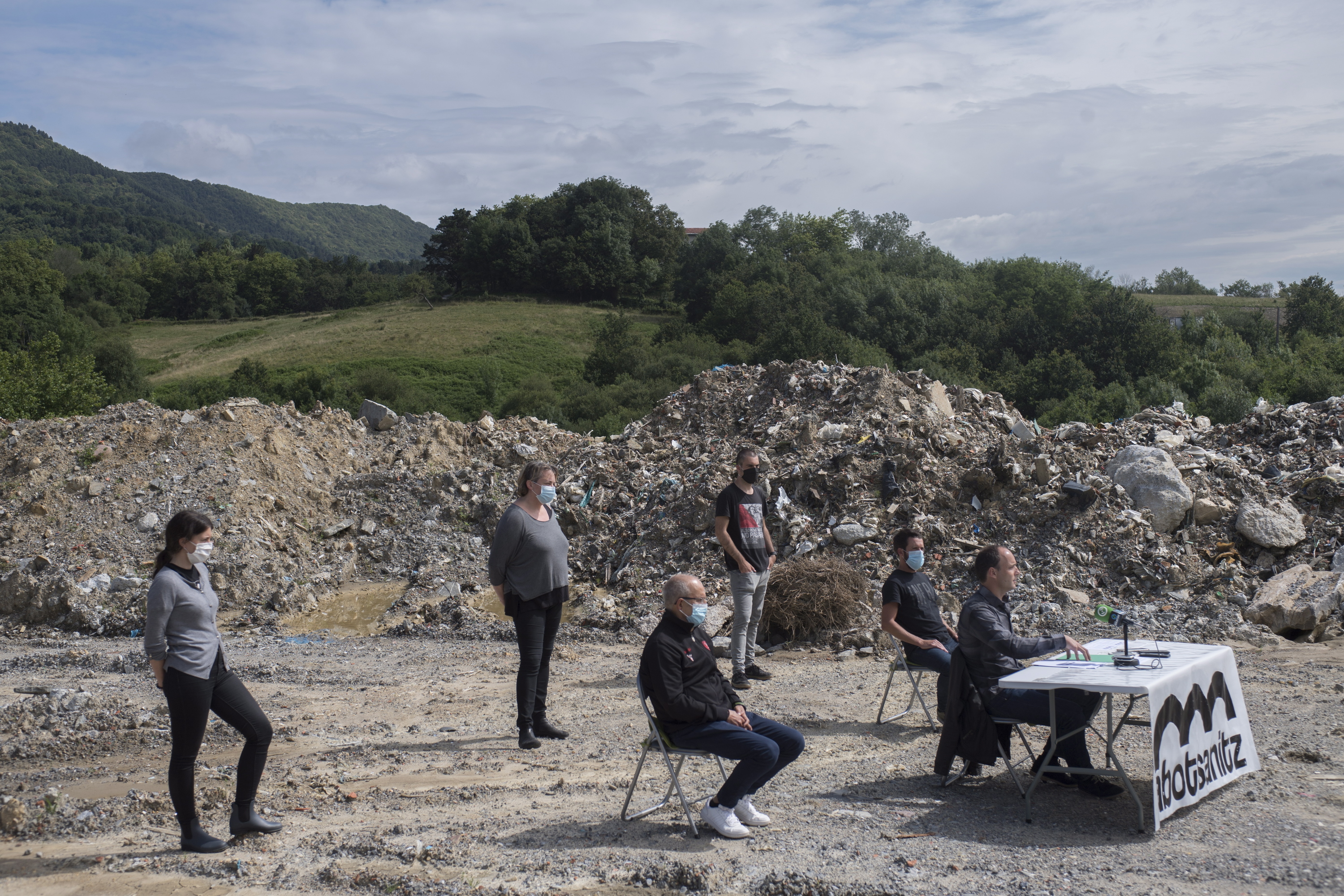 Abotsanitzeko kideak, Zaldunbordako eremuan egindako prentsaurreko batean, 2020an. Orduan oposizioan zegoen Abotsanitz. JUAN CARLOS RUIZ / FOKU