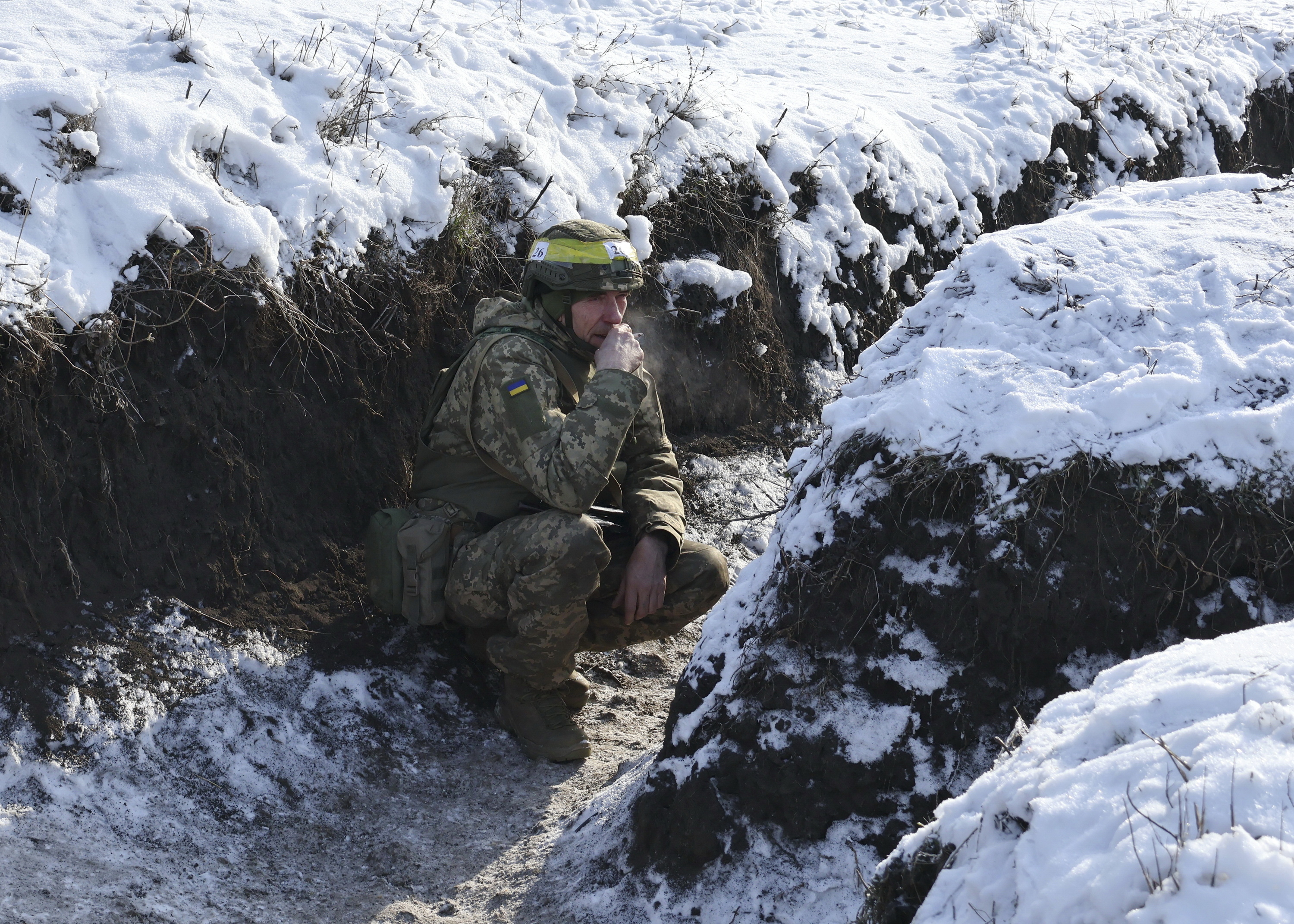 Ukrainako armadako soldadu bat Zaporizhia eskualdeko lubaki batean, asteon. EFE