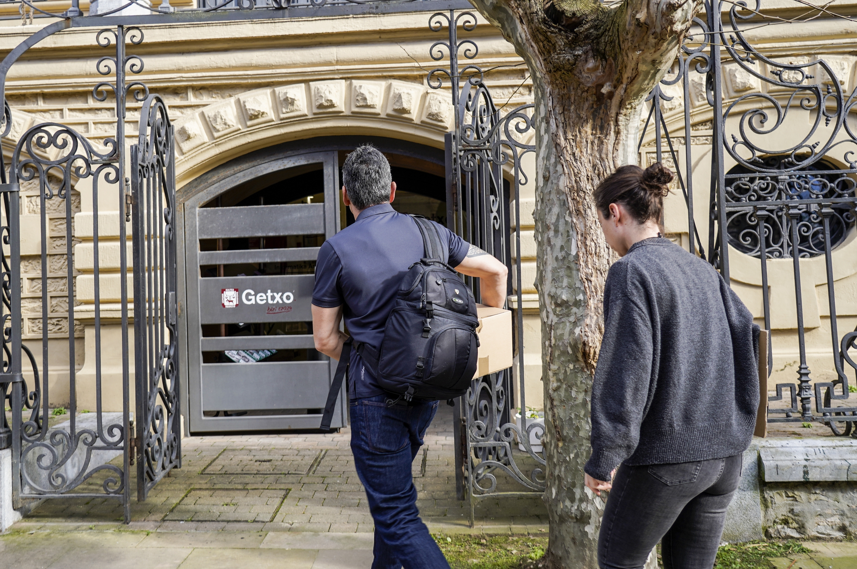 Ertzainak Getxoko Udalera sartzen, iragan astean. MARISOL RAMIREZ / FOKU