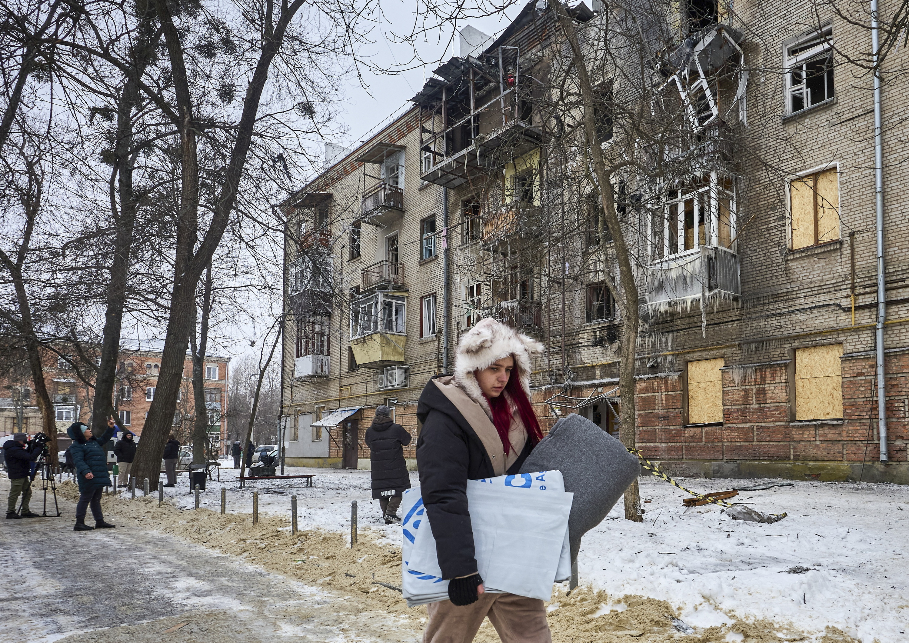 Errusiaren gaurko erasoek suntsitutako eraikin bat, Kharkiven. -7 eta -12 gradu arteko tenperaturak neurtu dituzte gaur hiri horretan. SERGEY KOZLOV / EFE