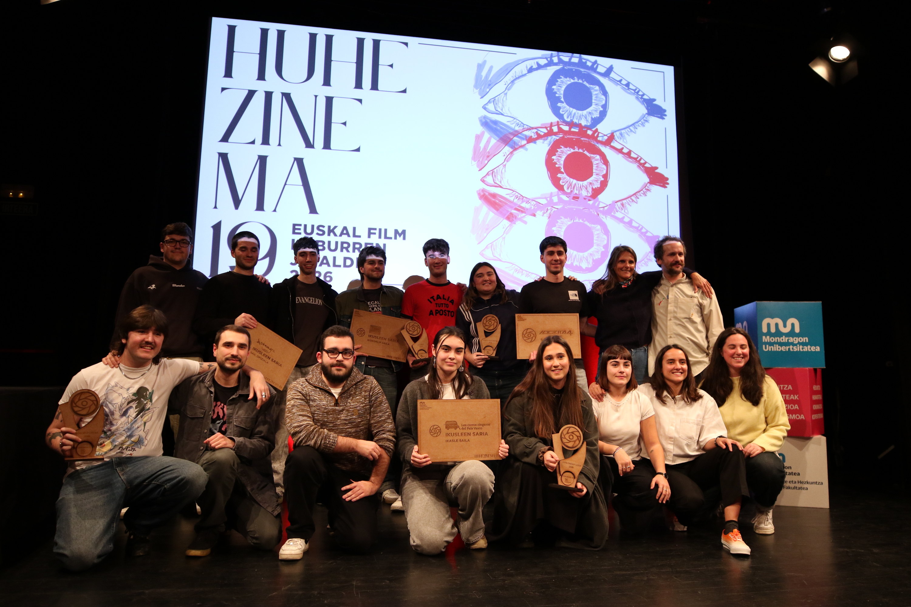 Huhezinema Euskal Film Laburren Jaialdiaren 19. aldiko saridunak, atzo, Aretxabaletan. HUHEZINEMA