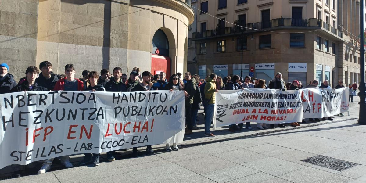 Steilas, LAB, CCOO eta ELA sindikatuek elkarretaratzea egin dute Iruñean, Hezkuntzaren Nazioarteko Eguna dela eta. BERRIA