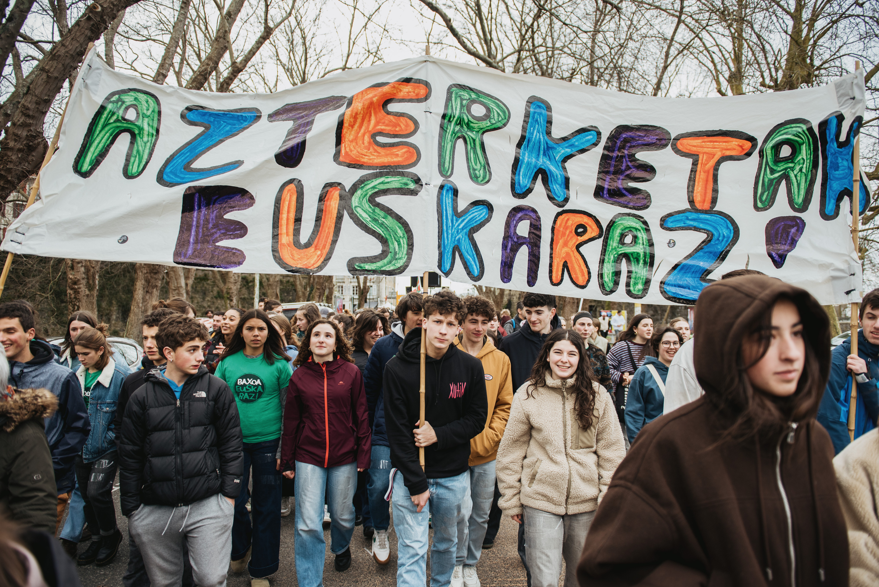Seaskaren manifestazioa Baionako karriketan, gaur, azterketak euskaraz egitearen alde. GUILLAUME FAUVEAU