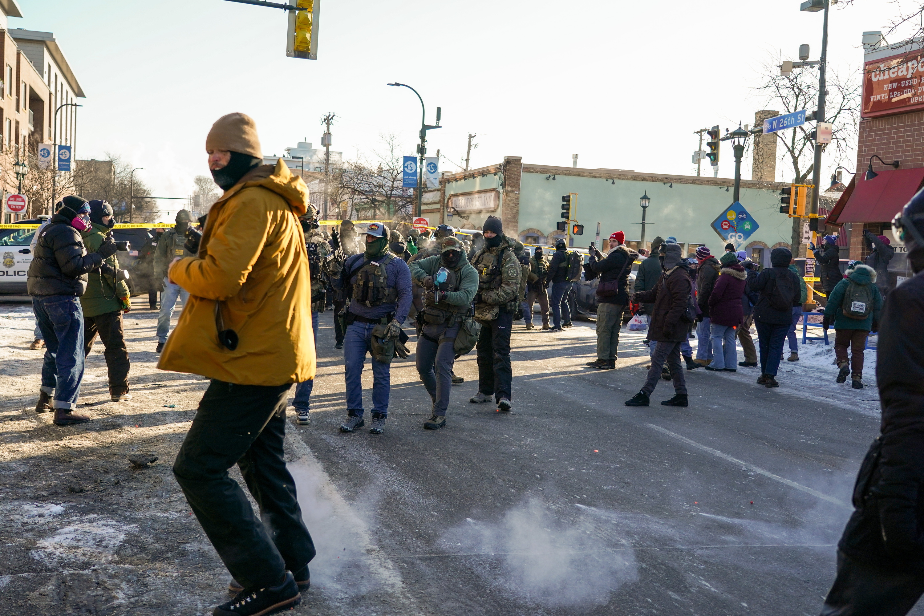 ICEko agenteen indarkeria salatzeko protestak, gaur, Minneapolisen gizon bat tiroz hil ostean. CRAIG LASSIG / EFE