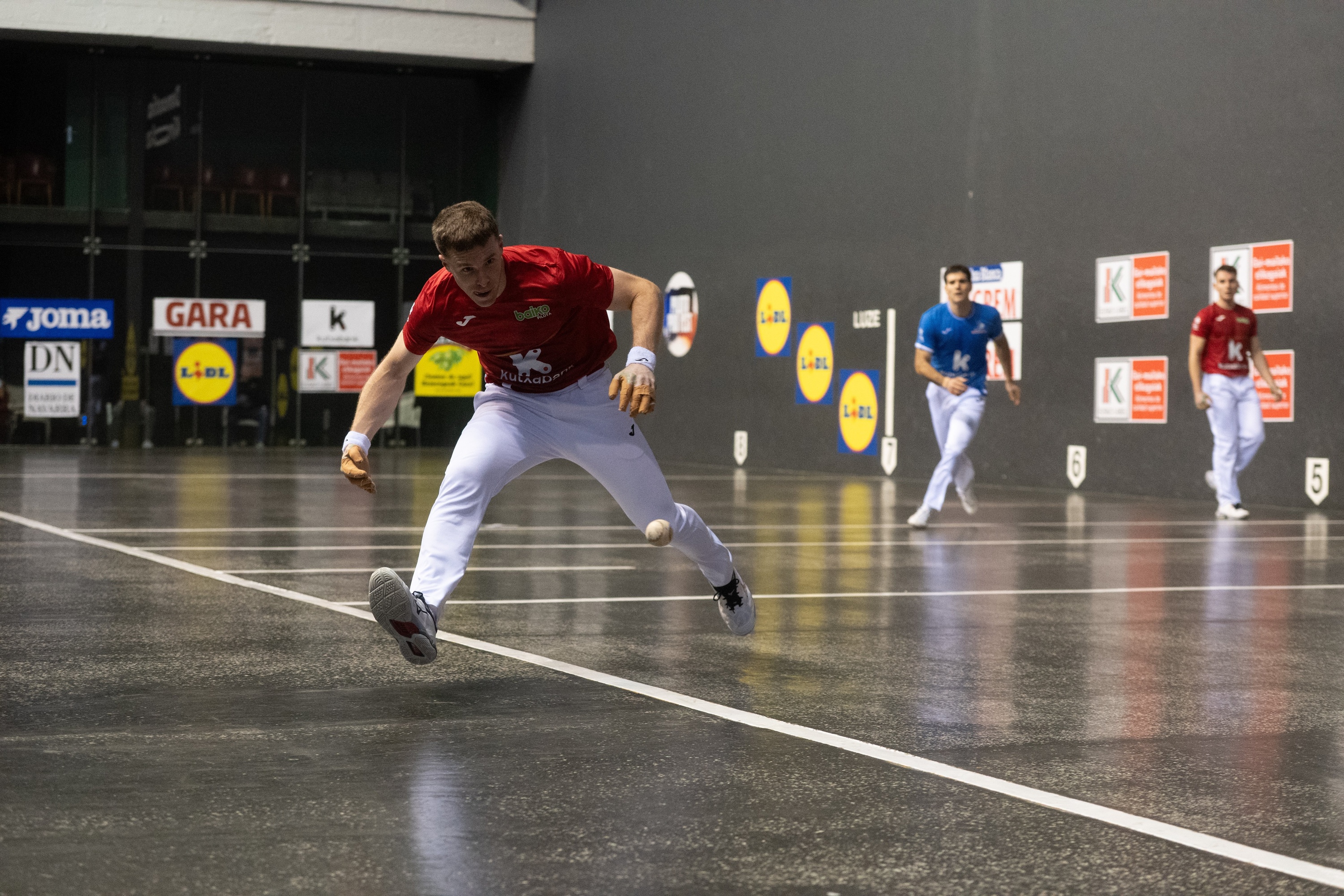 Iñaki Artola pilotakada bat bueltatzen saiatzen, gaur, Donostian. GORKA RUBIO / FOKU