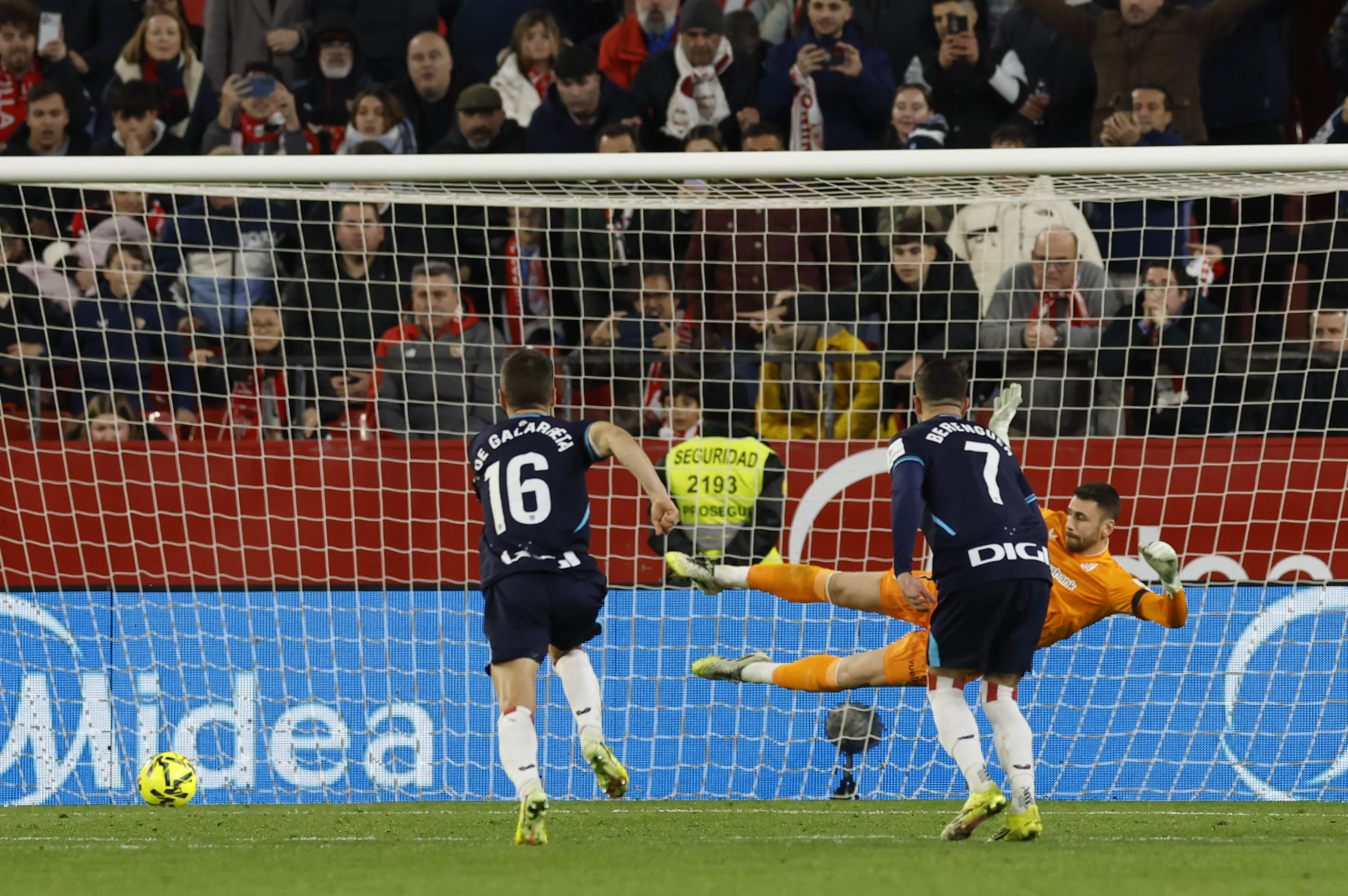 Sevillaren gola, penaltiz; Unai Simon, Ruiz de Galarreta eta Berenguer baloia nola sareratzen den ikusten. JULIO MUÑOZ / EFE