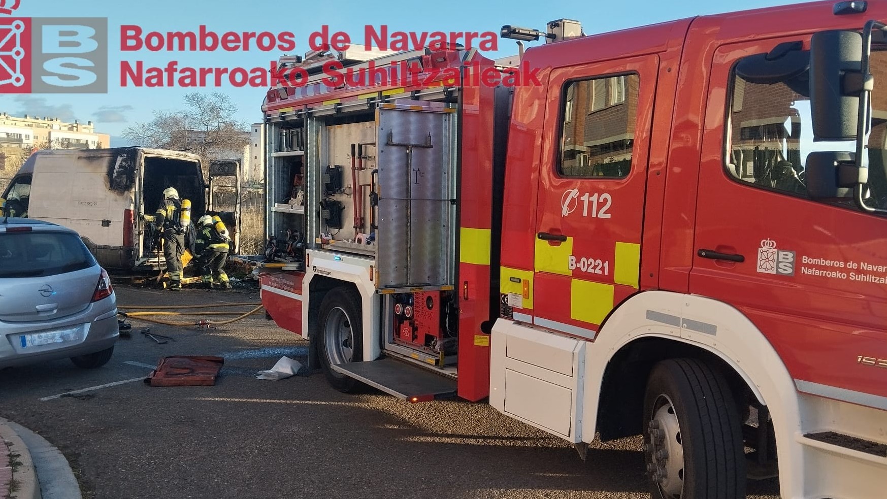 Suhiltzaileak furgonetako sua itzaltzen, gaur goizean. NAFARROAKO SUHILTZAILEAK