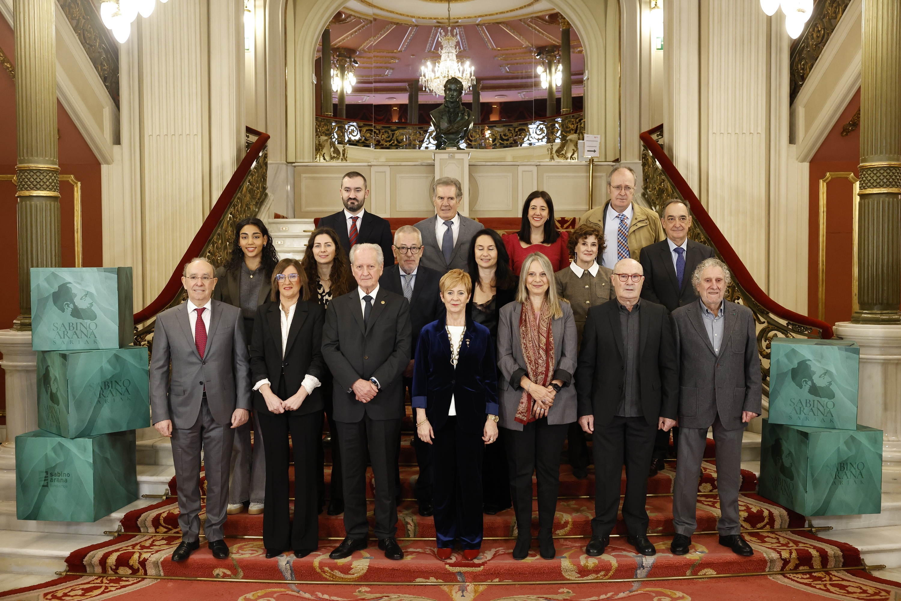 Sabino Arana sarietan sarituak Arantxa Tapiarekin, gaur, Arriaga antzokian. MIGUEL TOÑA / EFE