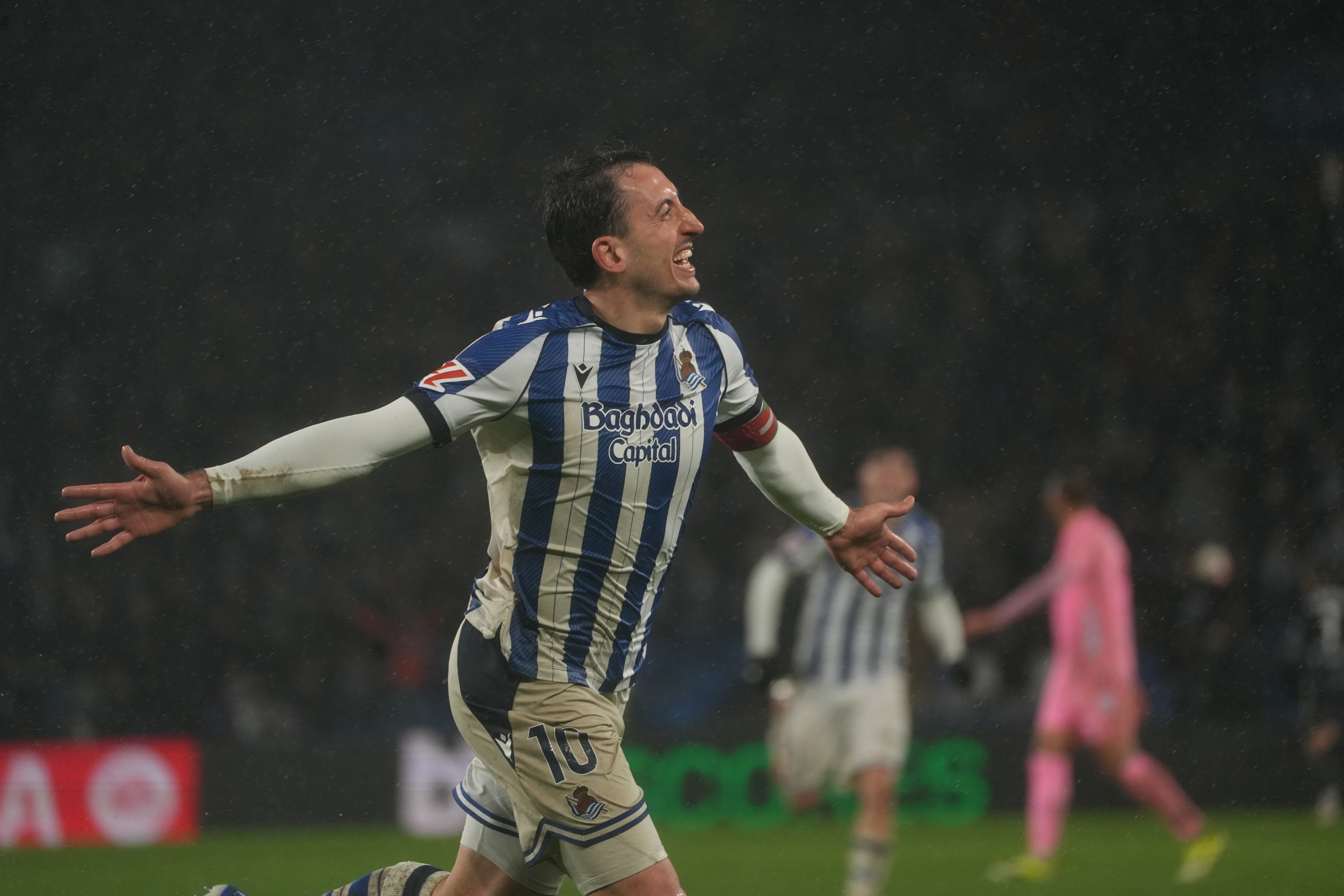 Oiartzabal gol bat ospatzen Celtaren kontra. JON URBE / FOKU