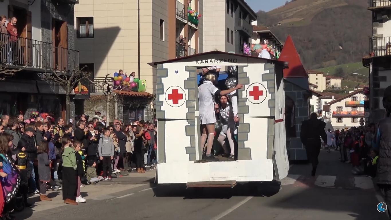 Leitzako inauterietako gurdi bat, artxiboko irudi batean. XALOA TELEBISTA